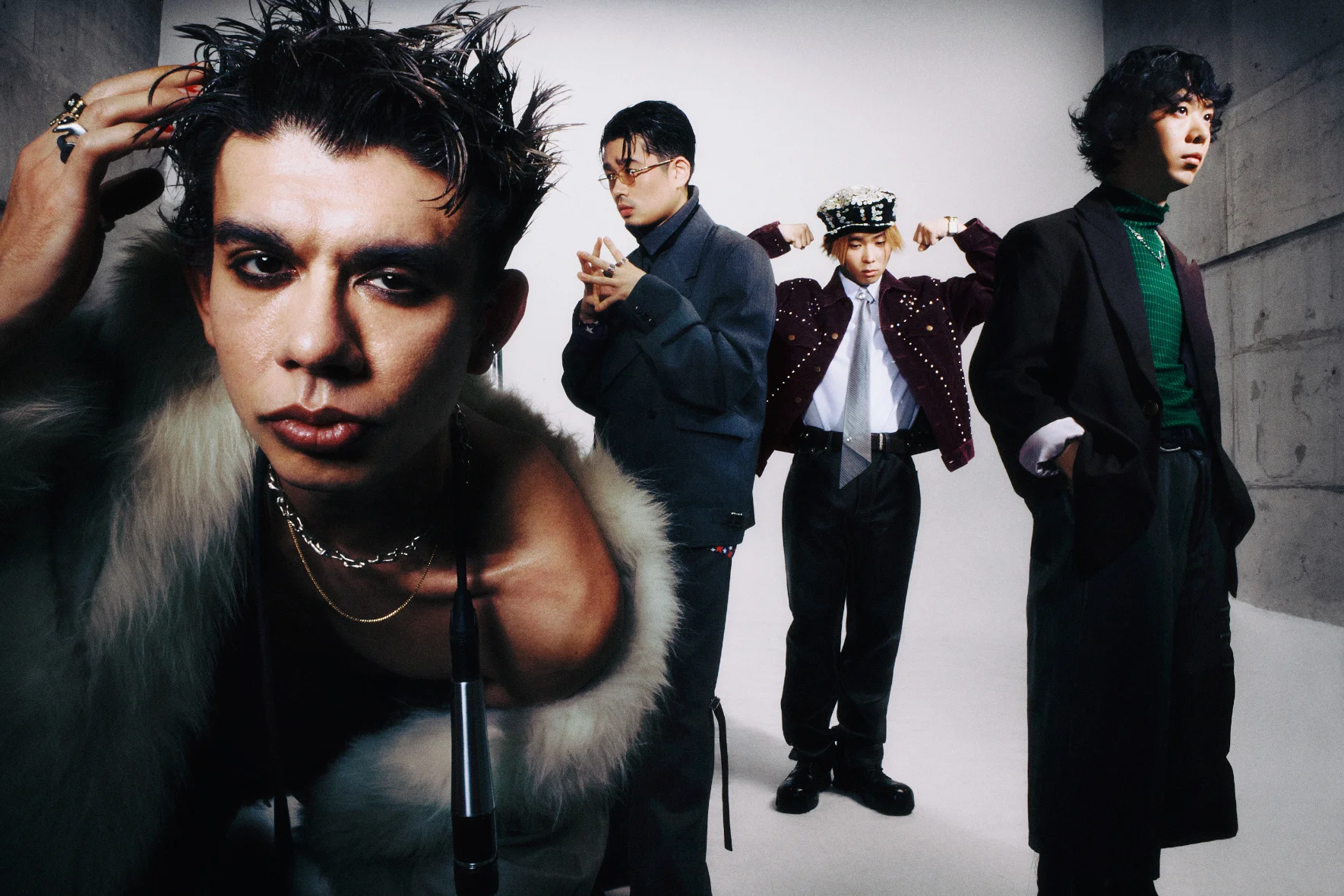 스튜디오에서 포즈를 취하는 OKAMOTO'S의 네 멤버