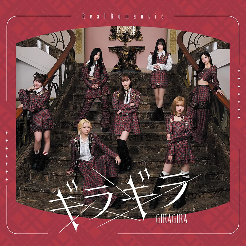 Gambar kumpulan RealRomantic di atas tangga