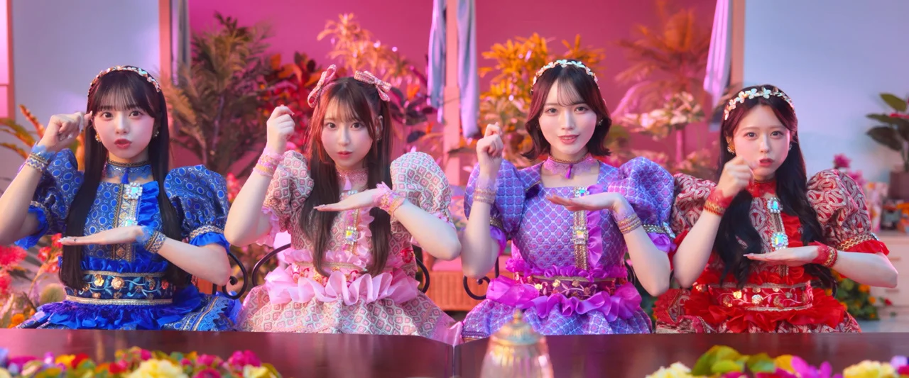 Erbgħa membri tal-<a href="https://onlyhit.us/music/artist/CUTIE%20STREET" target="_blank">CUTIE STREET</a> iwettqu gesti tal-idejn