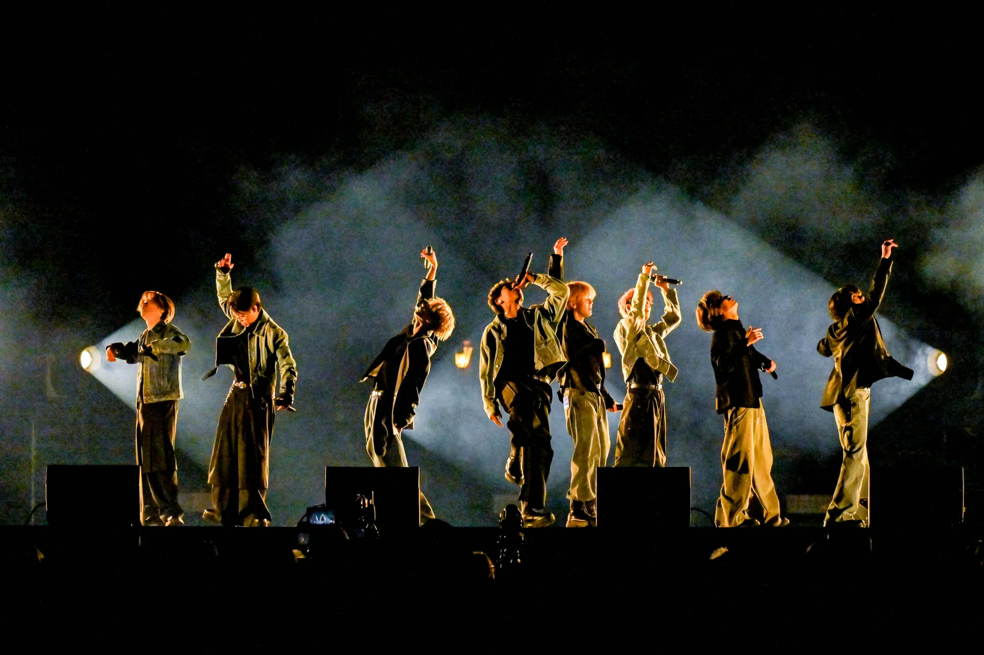 یک گروه در حال اجرا روی صحنه با افکت‌های نورپردازی پویا