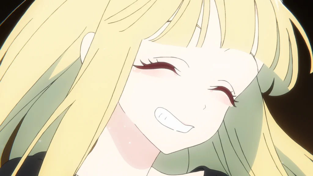 Sarışın saçlı anime karakteri neşeyle gülümsüyor