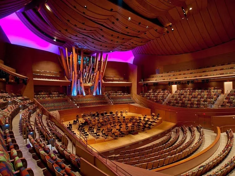 Interiørbillede af Walt Disney Concert Hall med stort orgel og tomme sæder