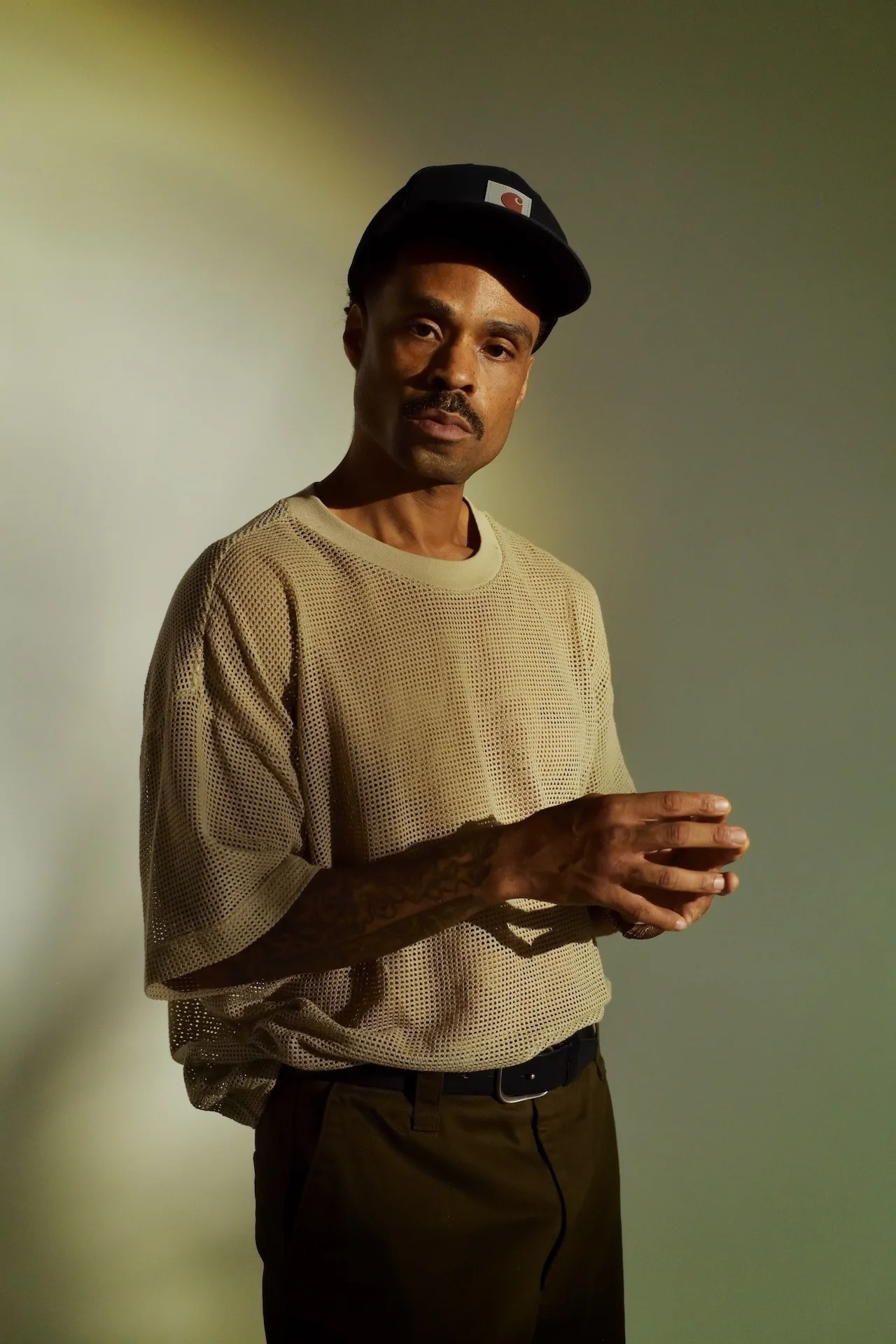 Bilal pozira u kap i majici od mrežice