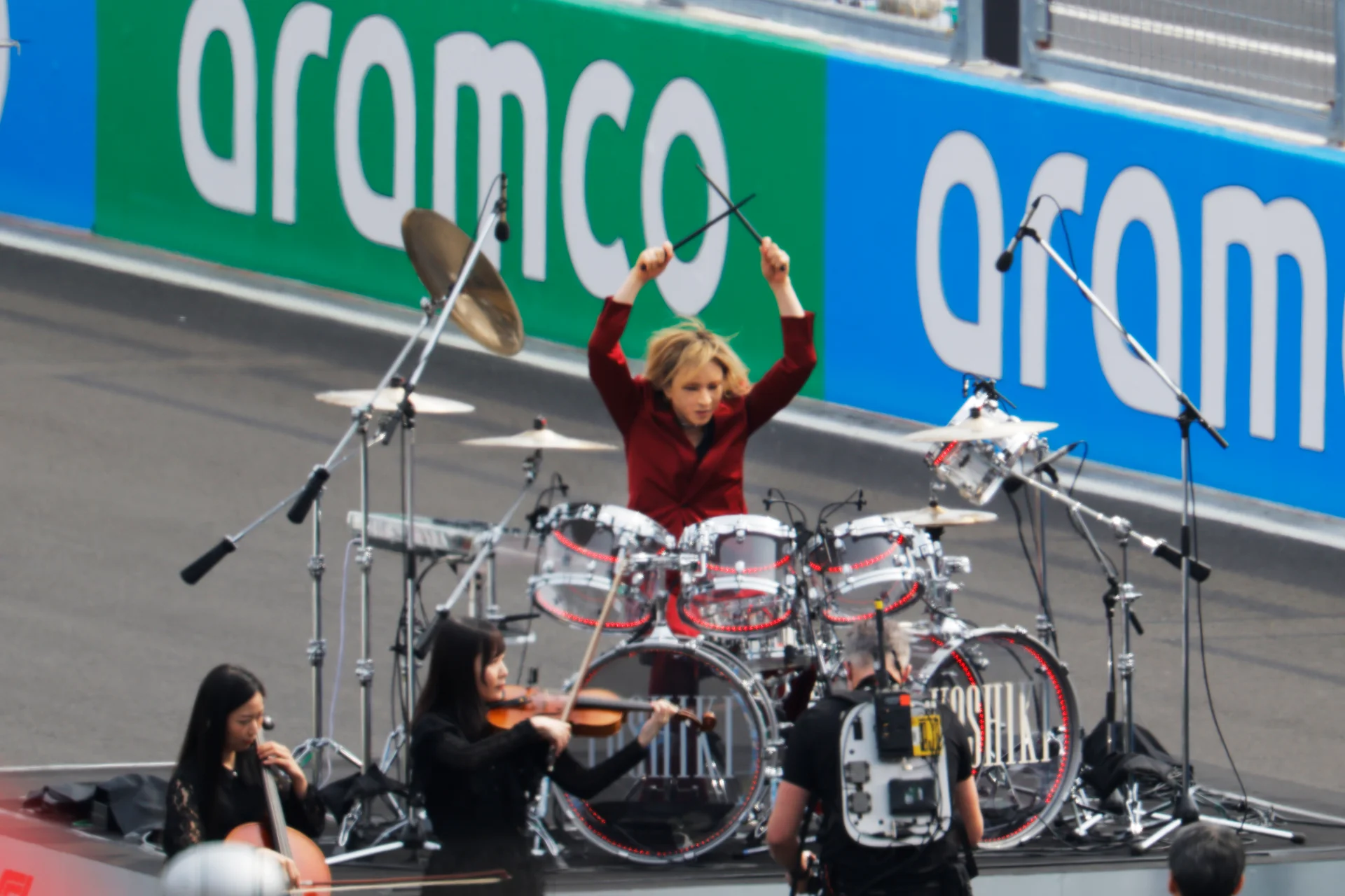 YOSHIKI играет на барабанах на церемонии F1