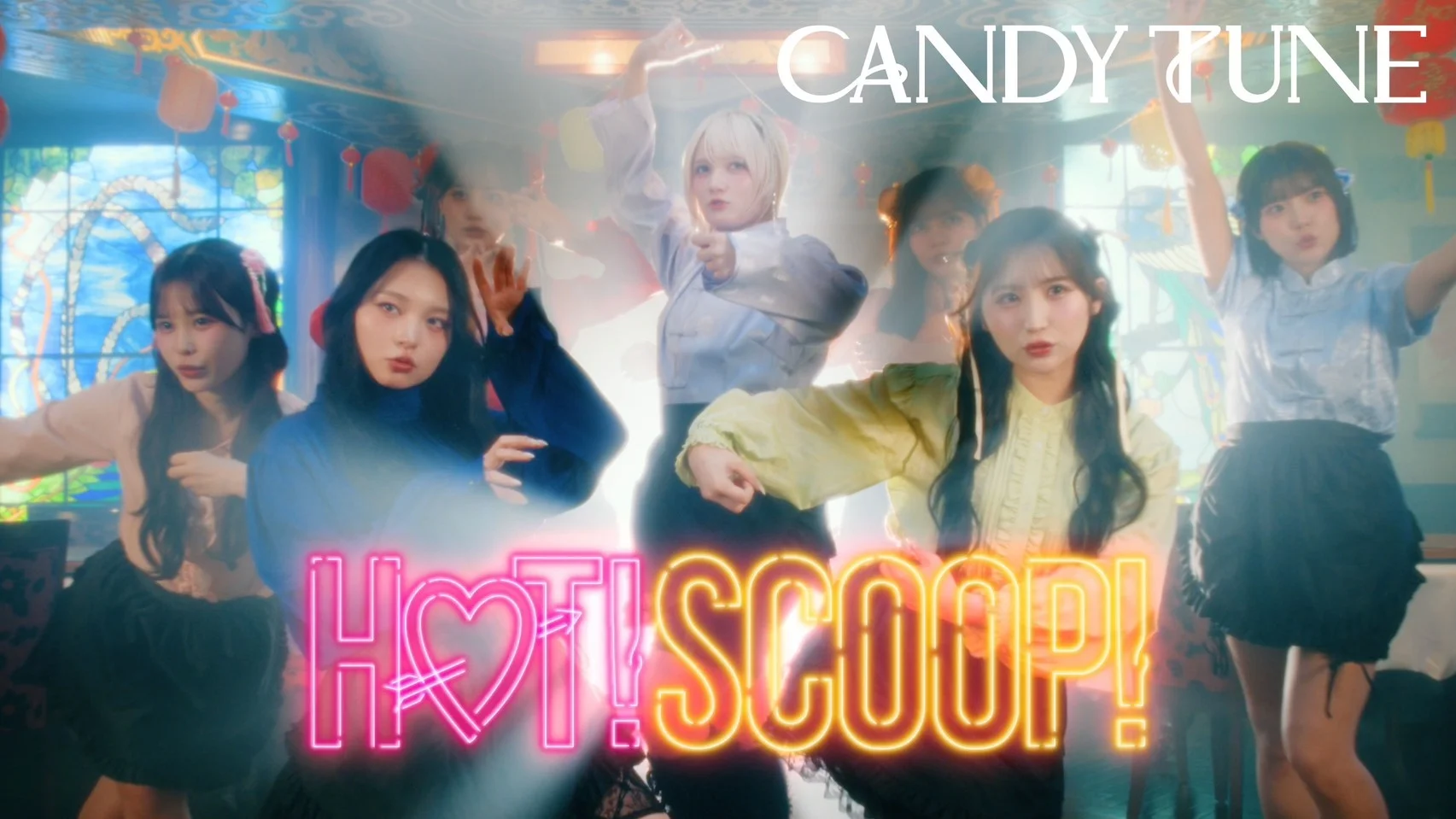 CANDY TUNE tạo dáng tràn đầy năng lượng với chữ HOT! SCOOP!