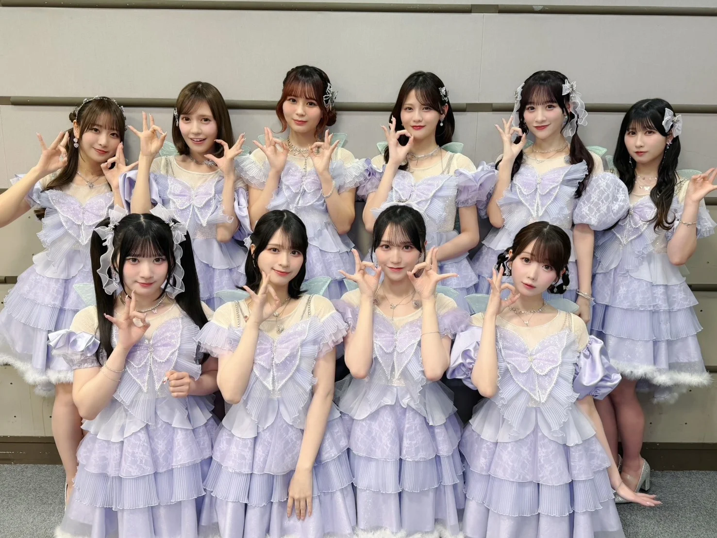 =LOVE સભ્યો લાવેન્ડર ડ્રેસમાં પોઝ આપી રહ્યા છે