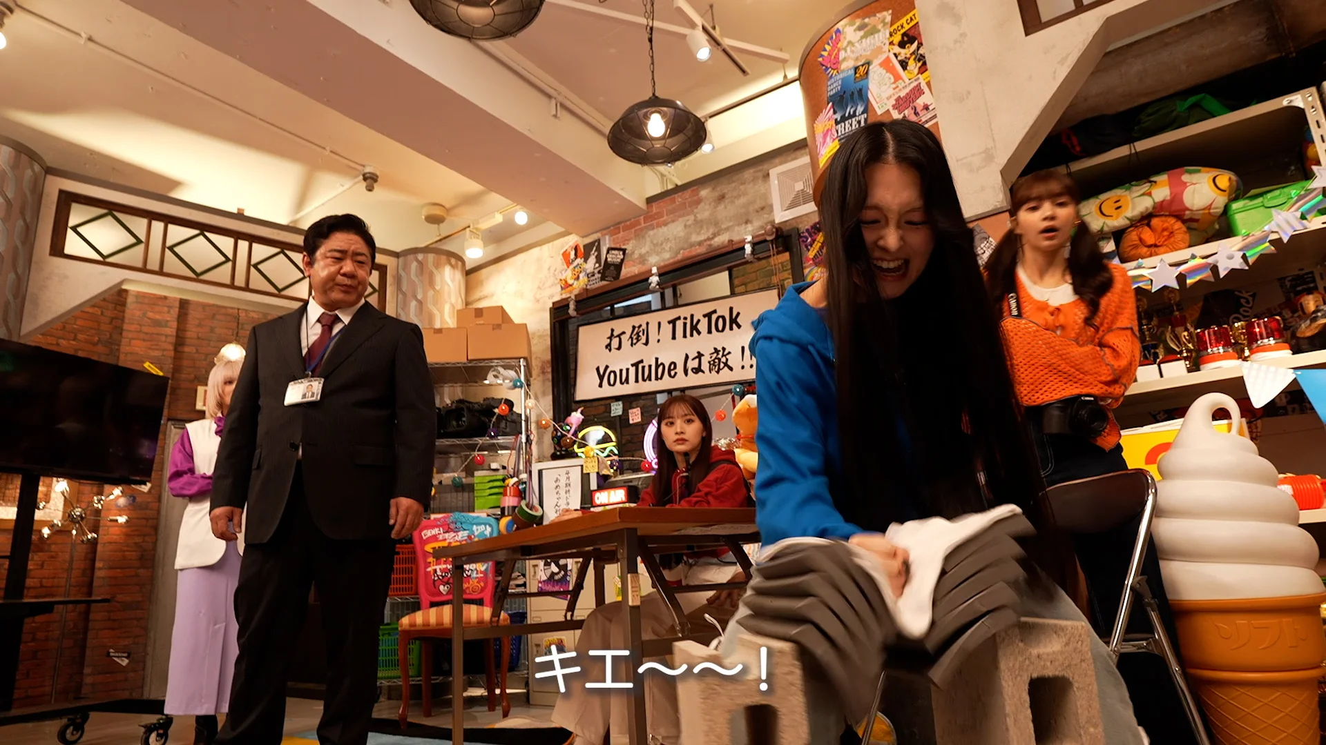 Σκηνή από το σόου Harajuku Tele. με ζωηρά διακοσμητικά