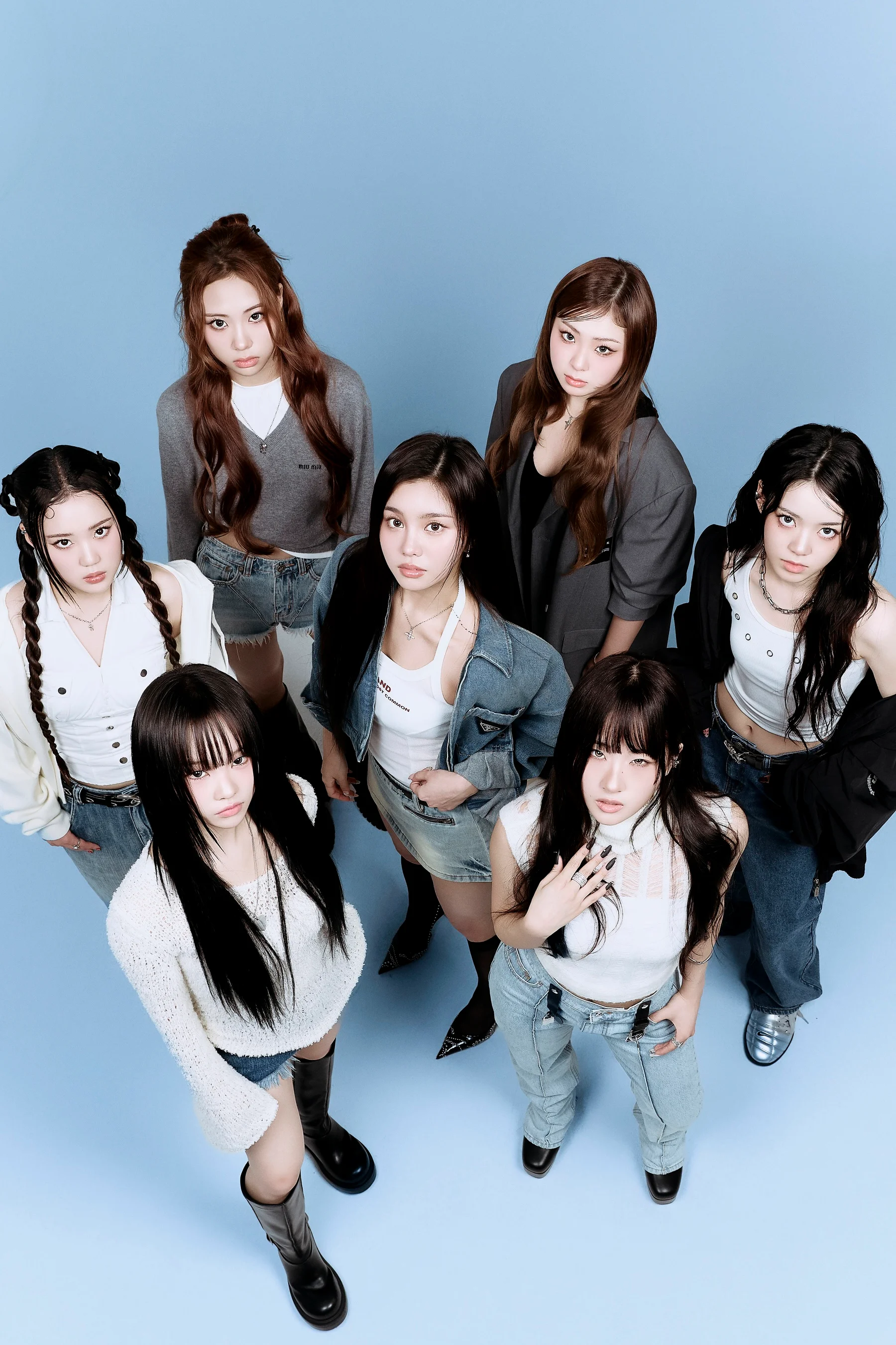 สมาชิกทั้งเจ็ดของ H//PE Princess ถ่ายรูปร่วมกัน