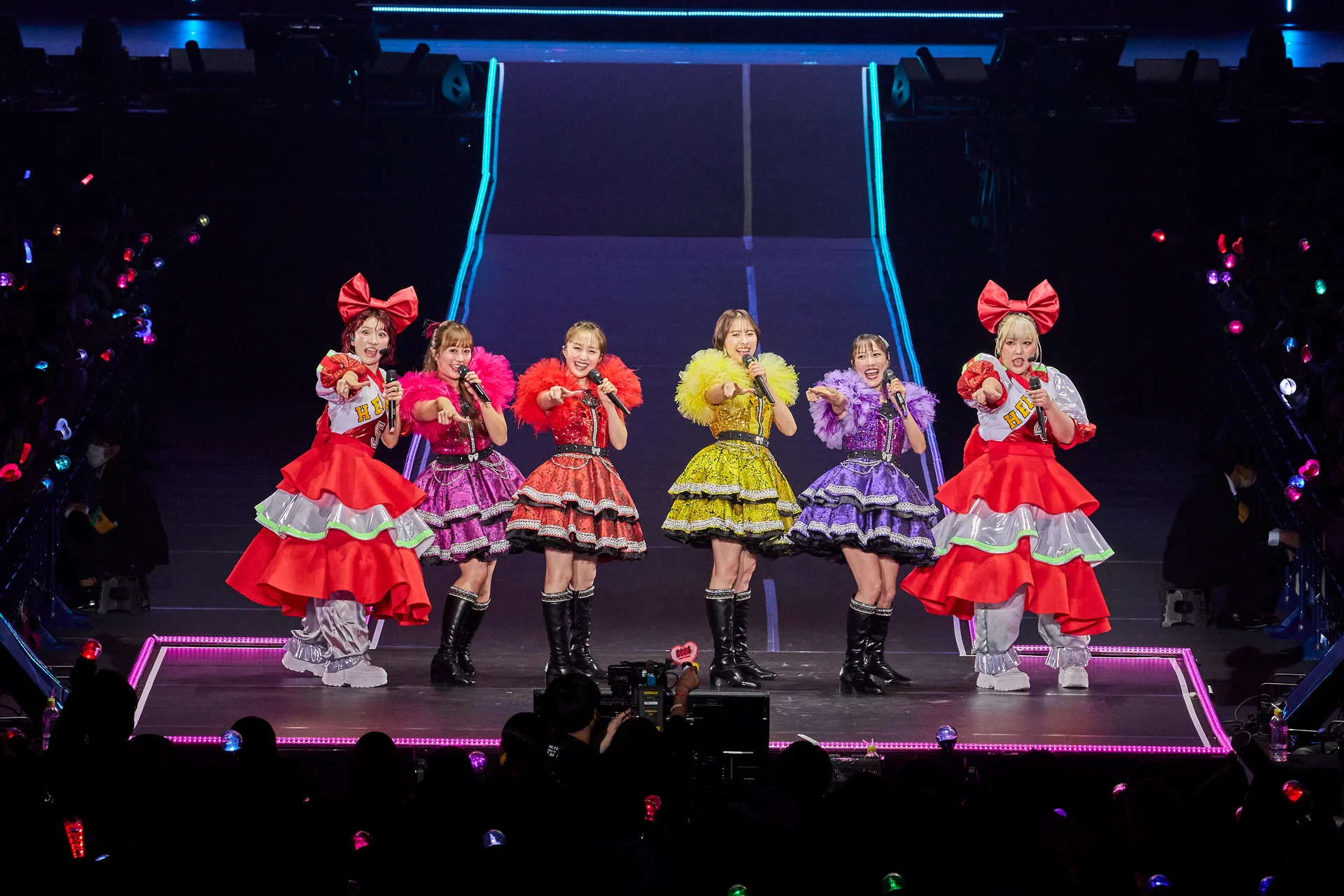 Senk pèfòmè soti nan Momoiro Clover Z sou sèn ak mikwo ak yon foul moun k ap aklame