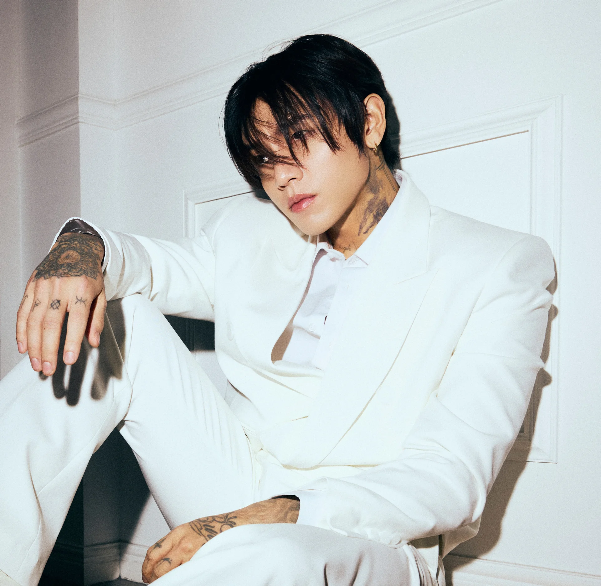 DPR IAN fehér öltönyben fehér fal előtt