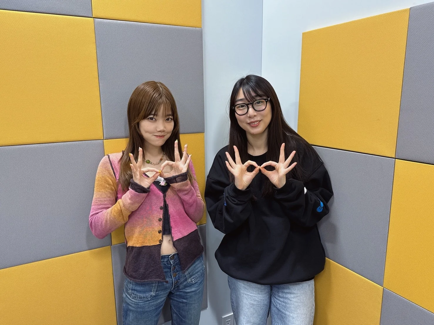 हाशियासुमे अत्सुको और सेंट चिहिरो चिट्टी एक साथ रिकॉर्डिंग करते हुए