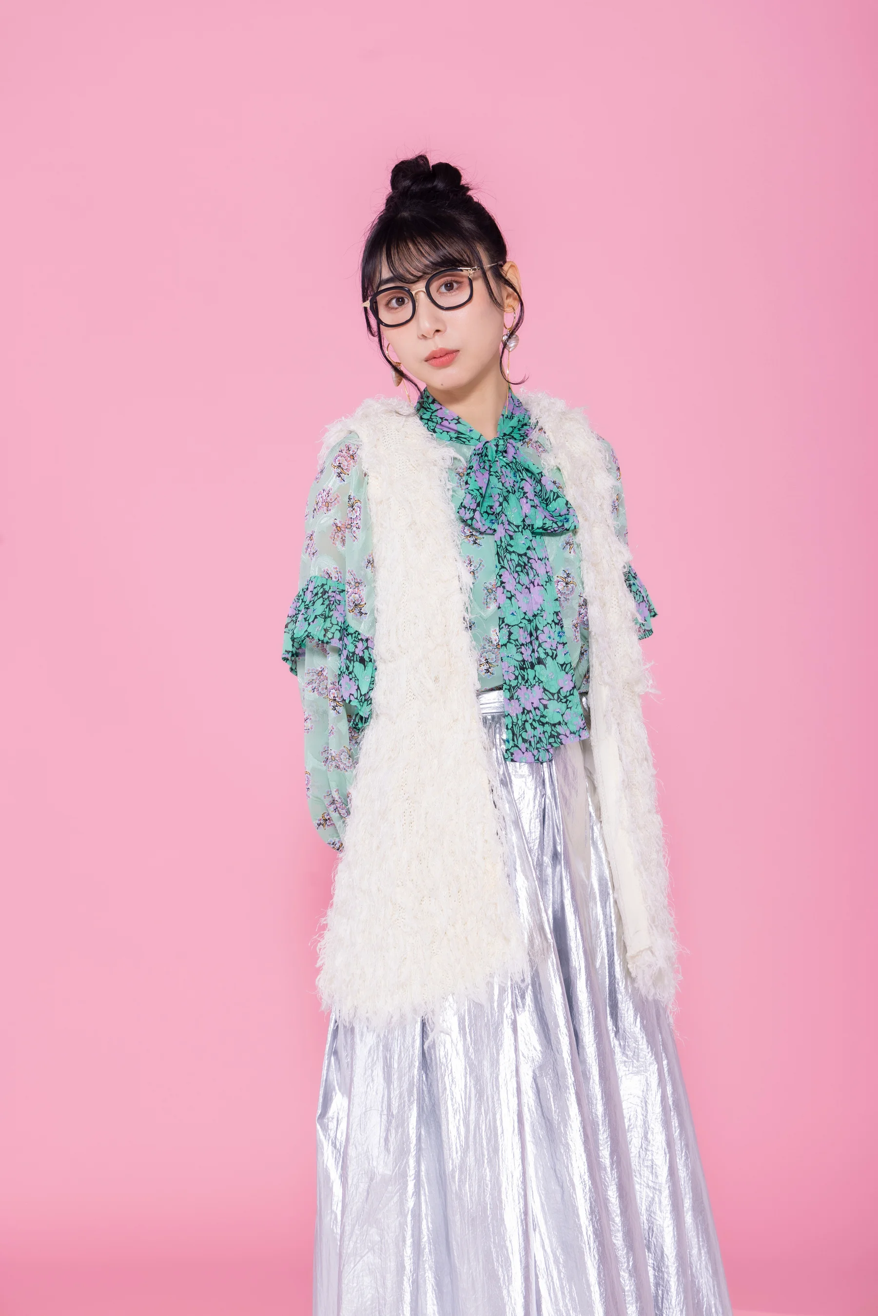 हाशियासुमे अत्सुको फूलों वाली ब्लाउज और फर वेस्ट में