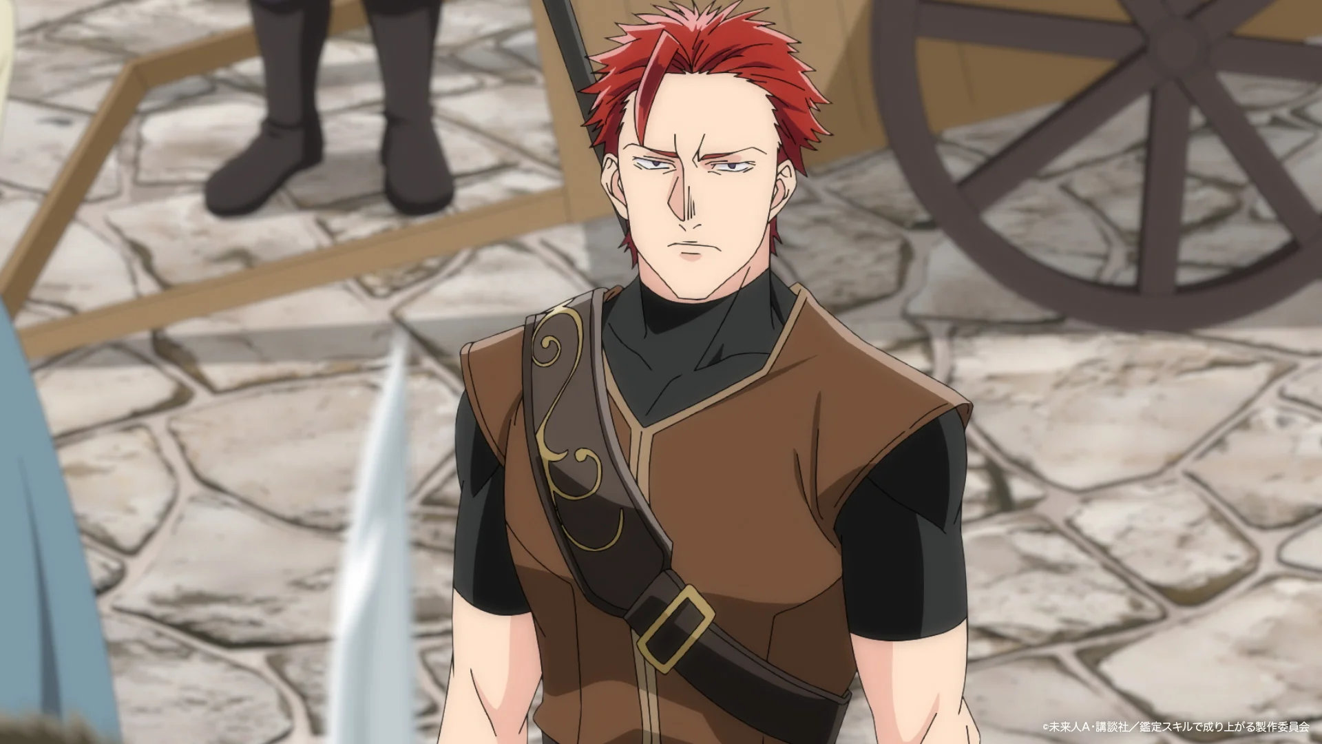 Personaj cu părul roșu într-o ținută maronie pe o potecă din piatră