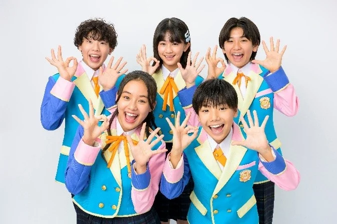 वर्दी में मुस्कुराते हुए पांच ओहा किड्स सदस्य