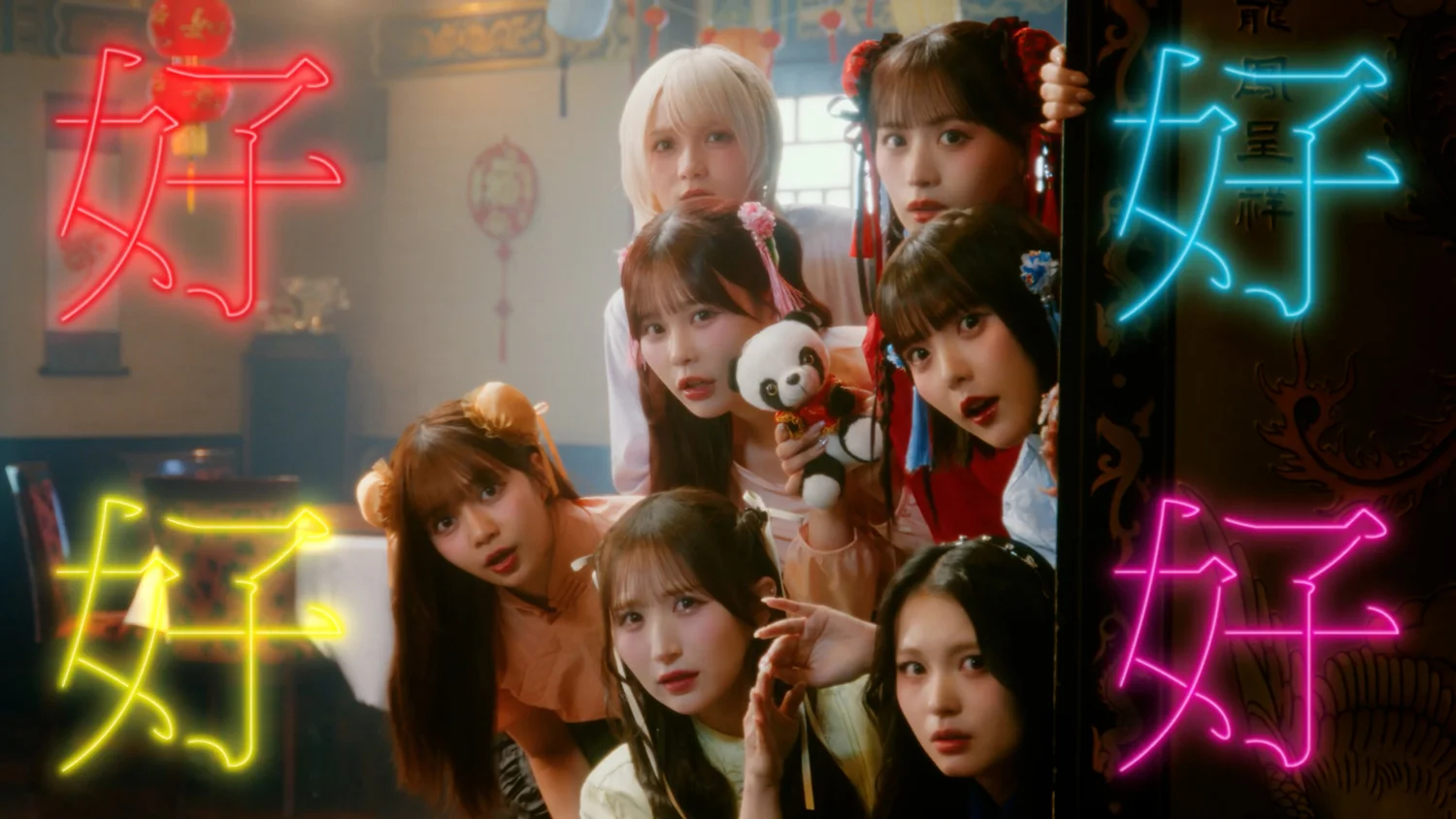 Членови на CANDY TUNE позираат со неонски ликови