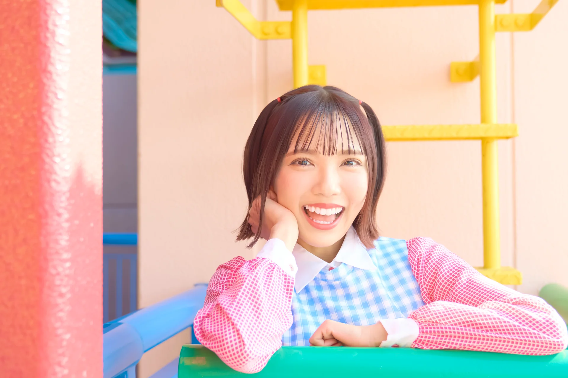 Spira Spica-zangeres in een geruite jurk