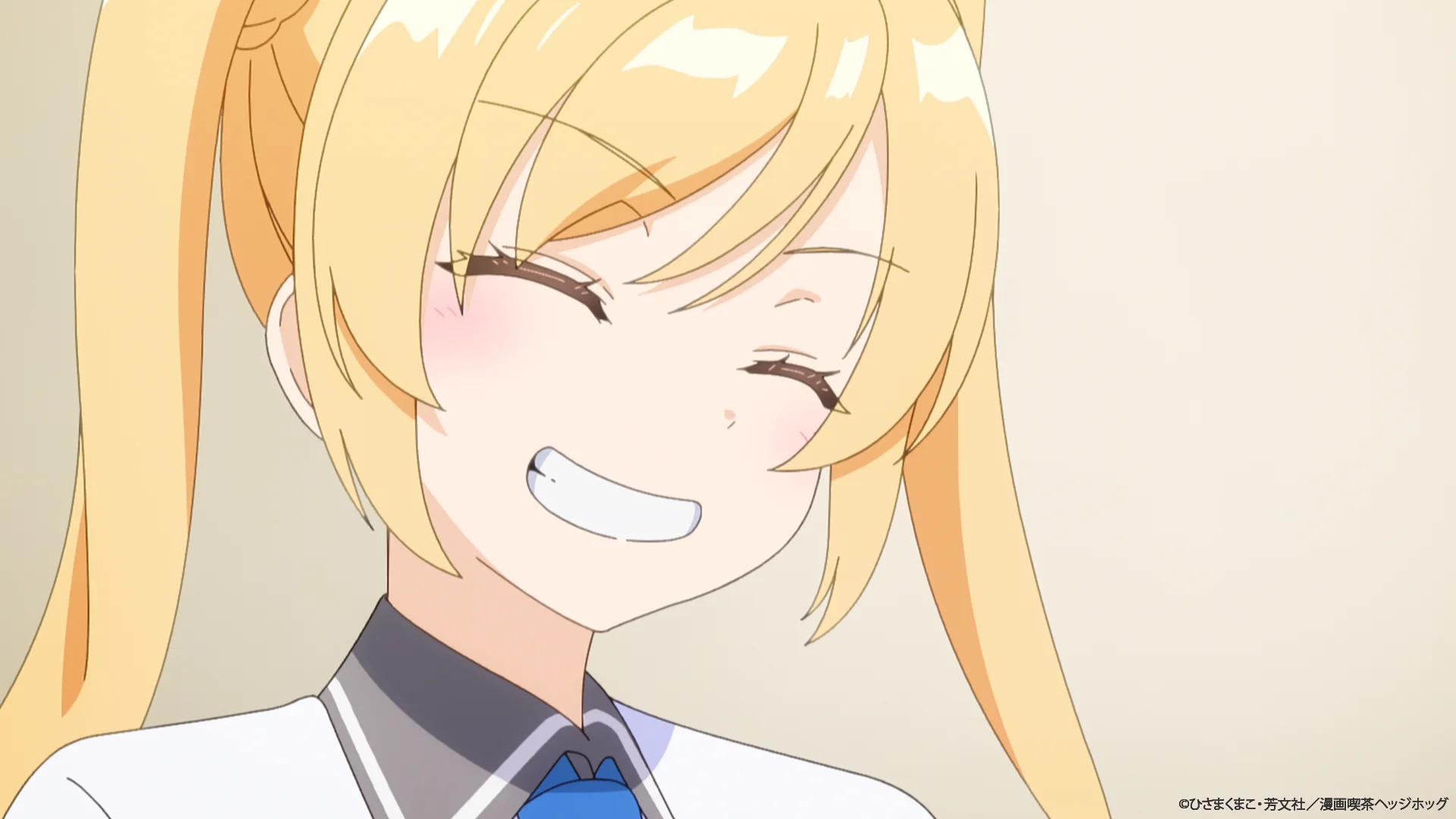 Білявий персонаж посміхається у шкільній формі