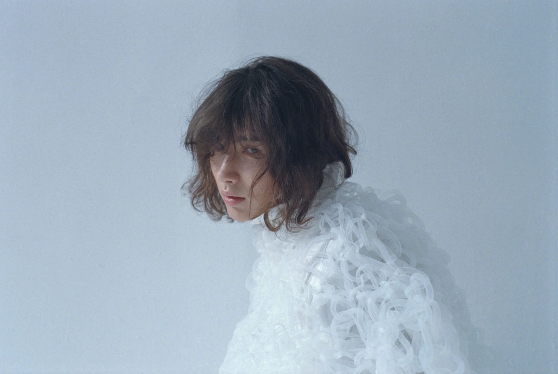 Jonah valkoisessa asussa