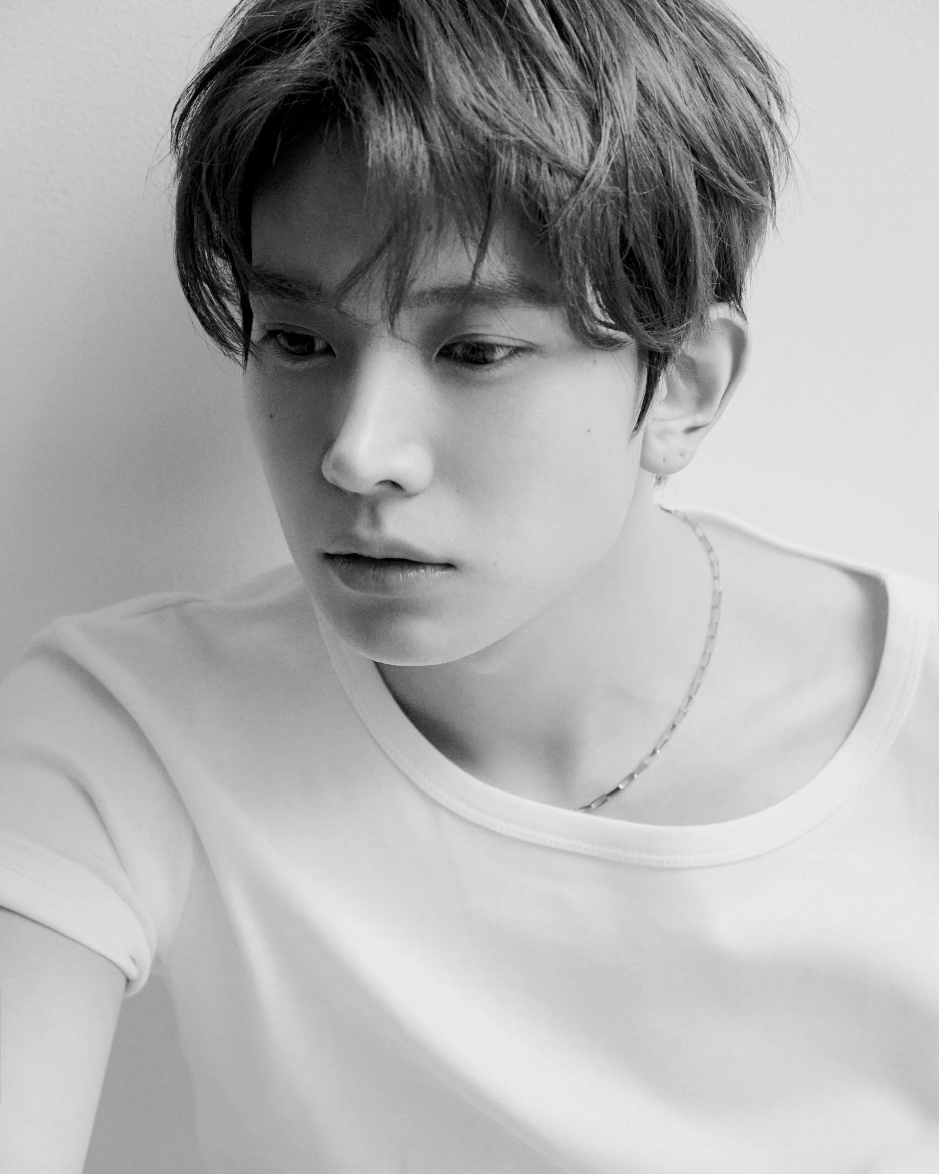 EVAN בתצלום שחור-לבן מהורהר