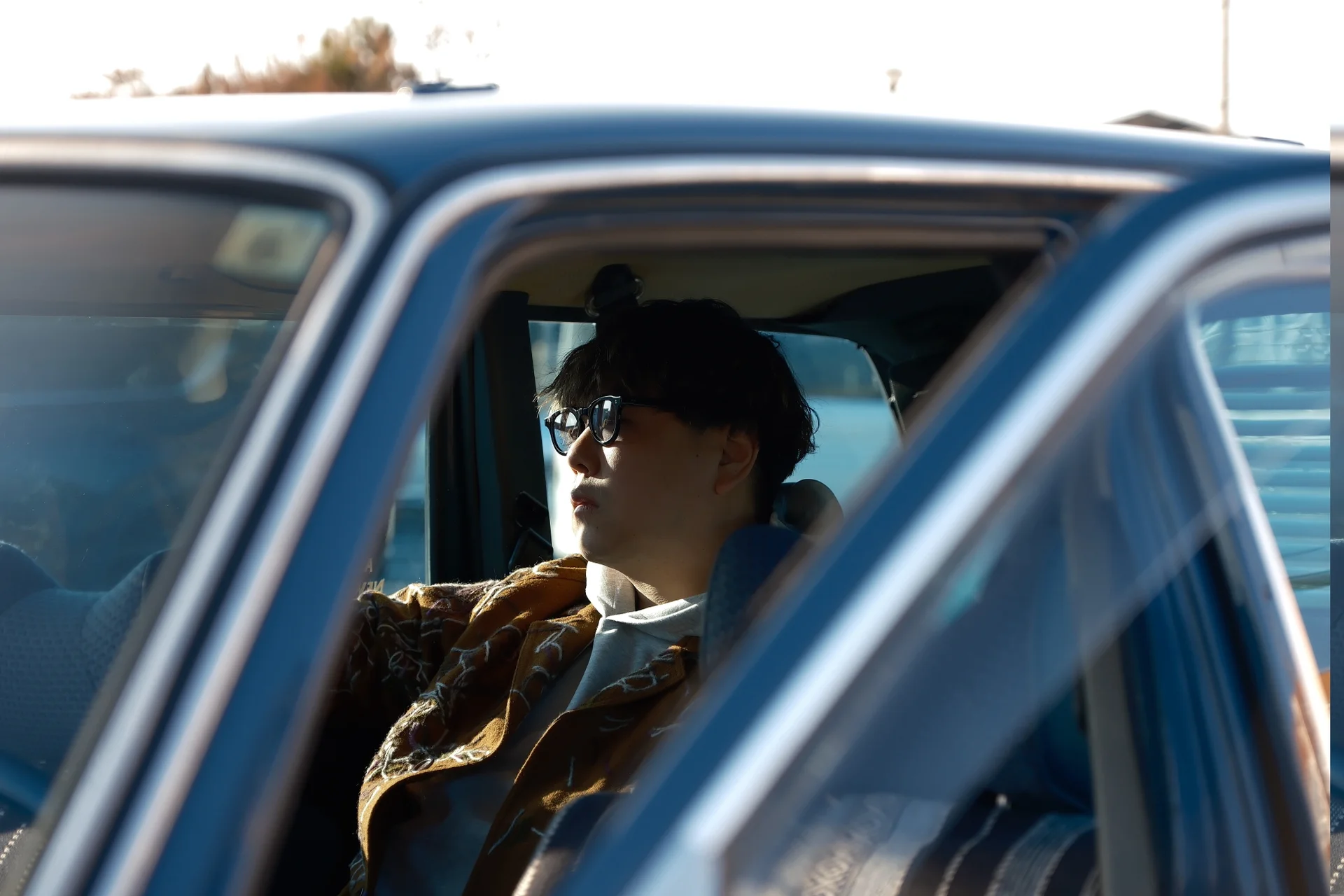 Linus blickt aus einem Autofenster