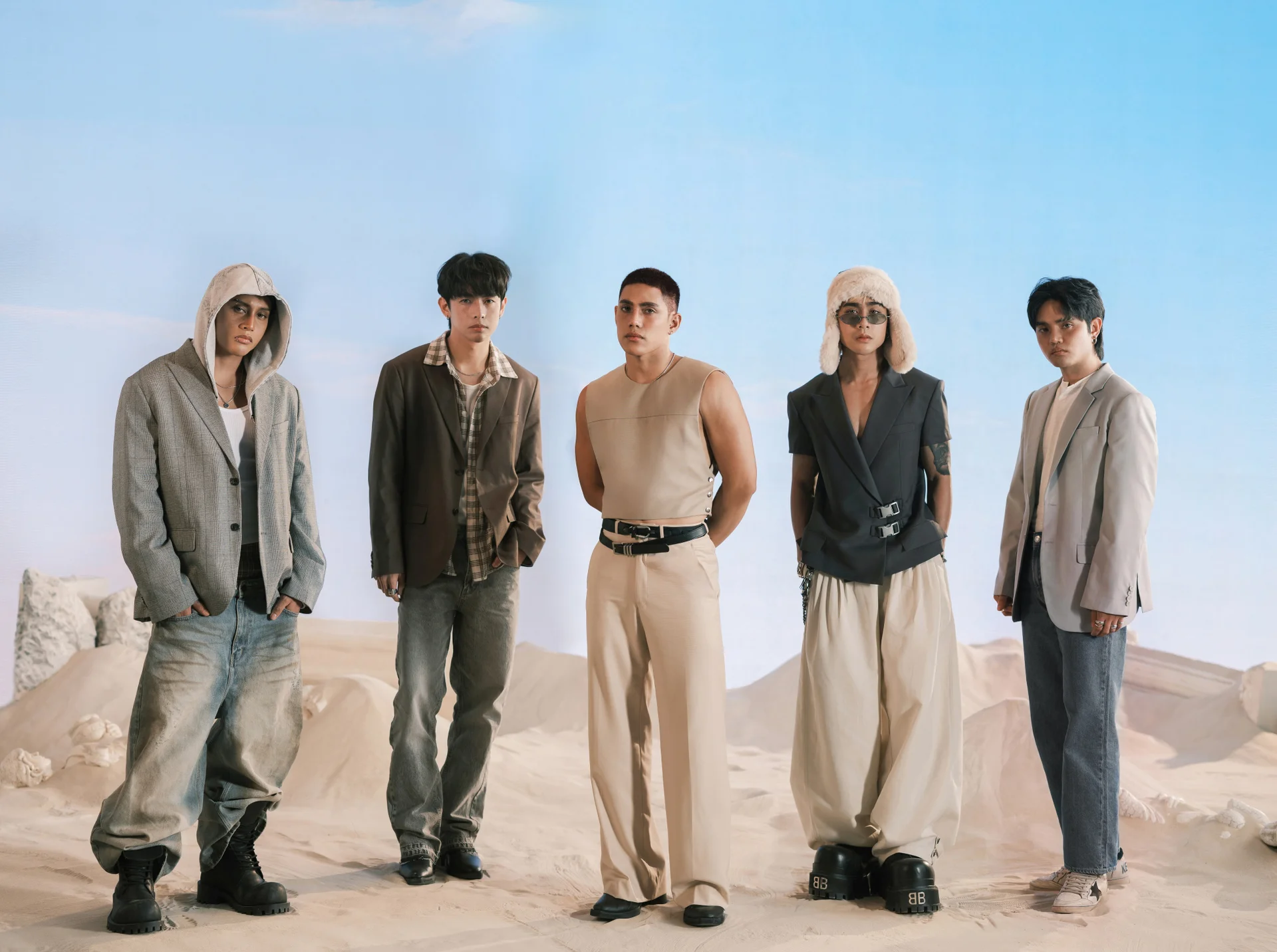 スタイリッシュな衣装でポーズをとるSB19の5人のメンバー