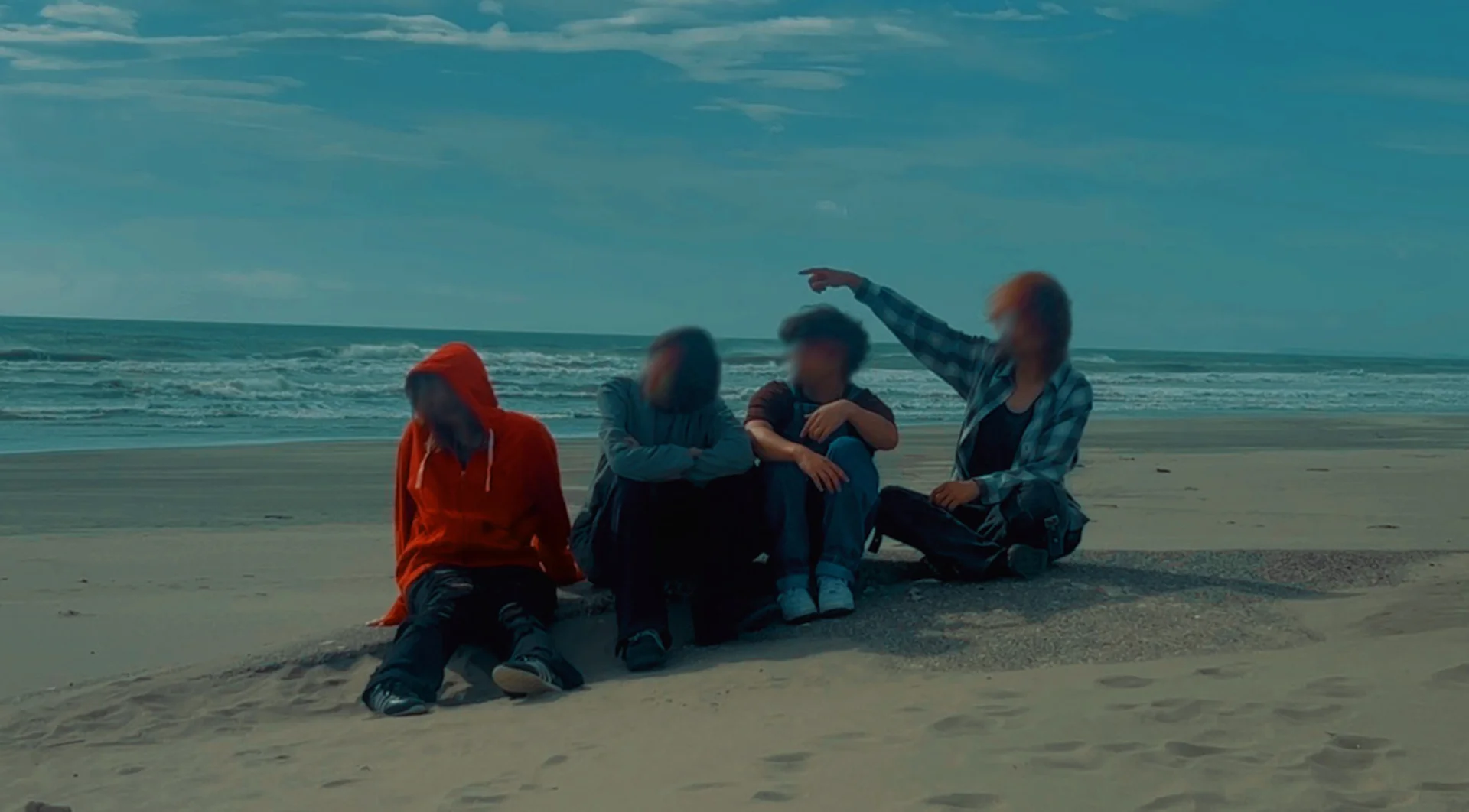 Участники группы Yukari сидят на пляже