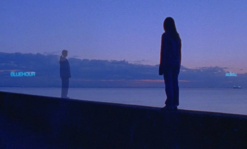 Silhouette ng dalawang taong magkaharap sa tabing-dagat sa takipsilim