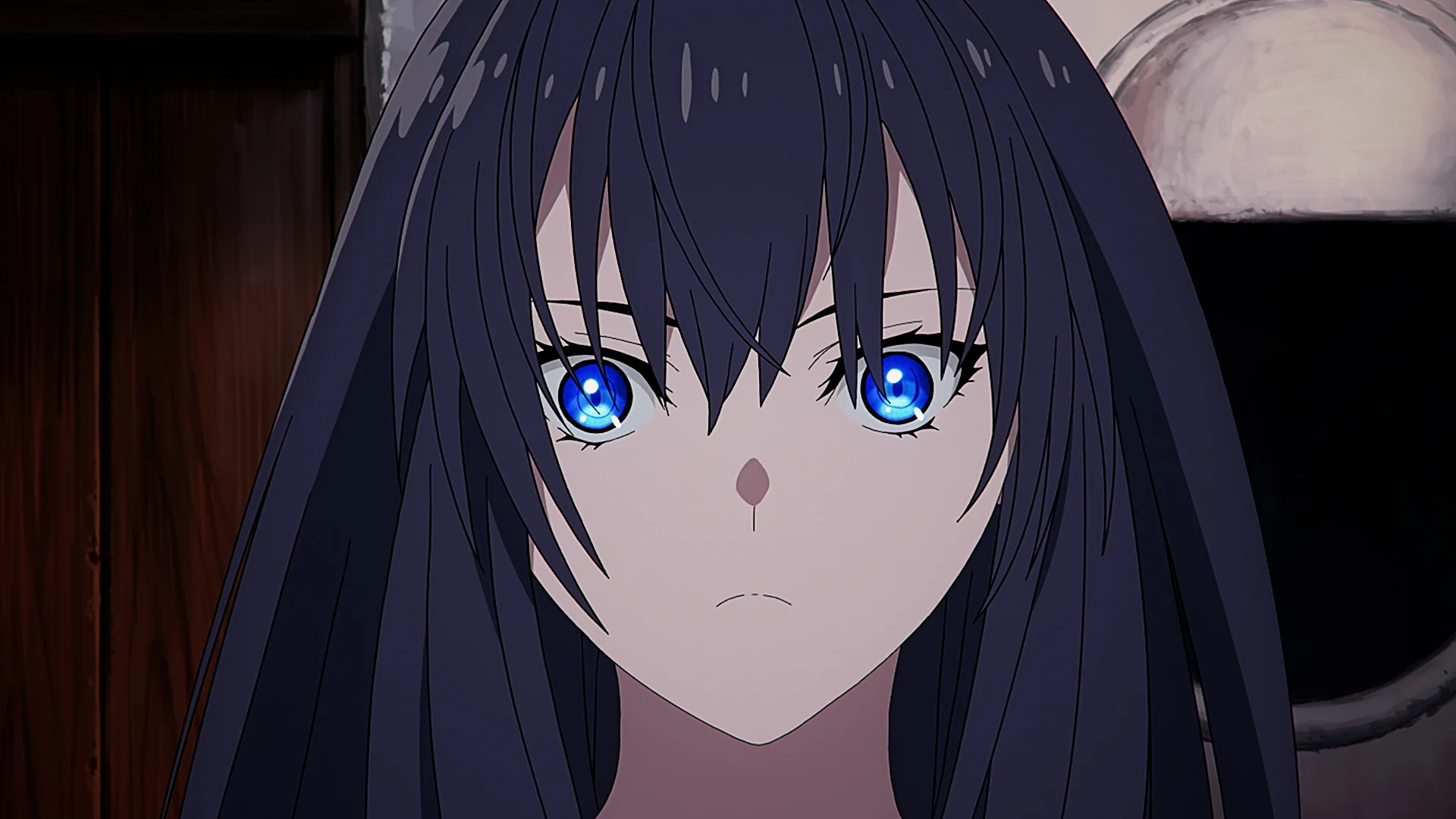 شخصية بشعر داكن طويل وعيون زرقاء، شياسيا