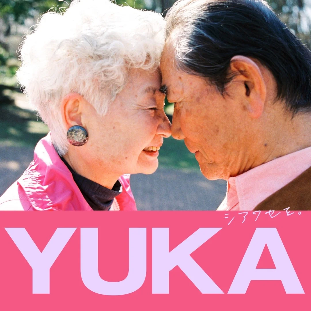 Idős pár szeretetteljesen mosolyog, Yuka branding