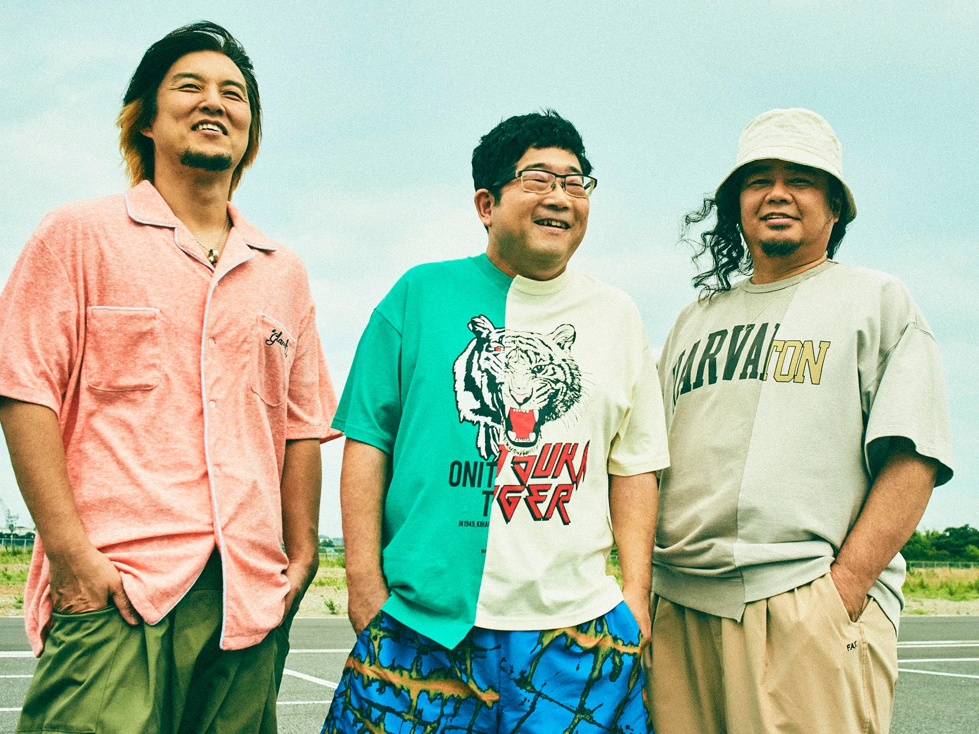 Egao 2:50 con altri due in magliette grafiche outdoors