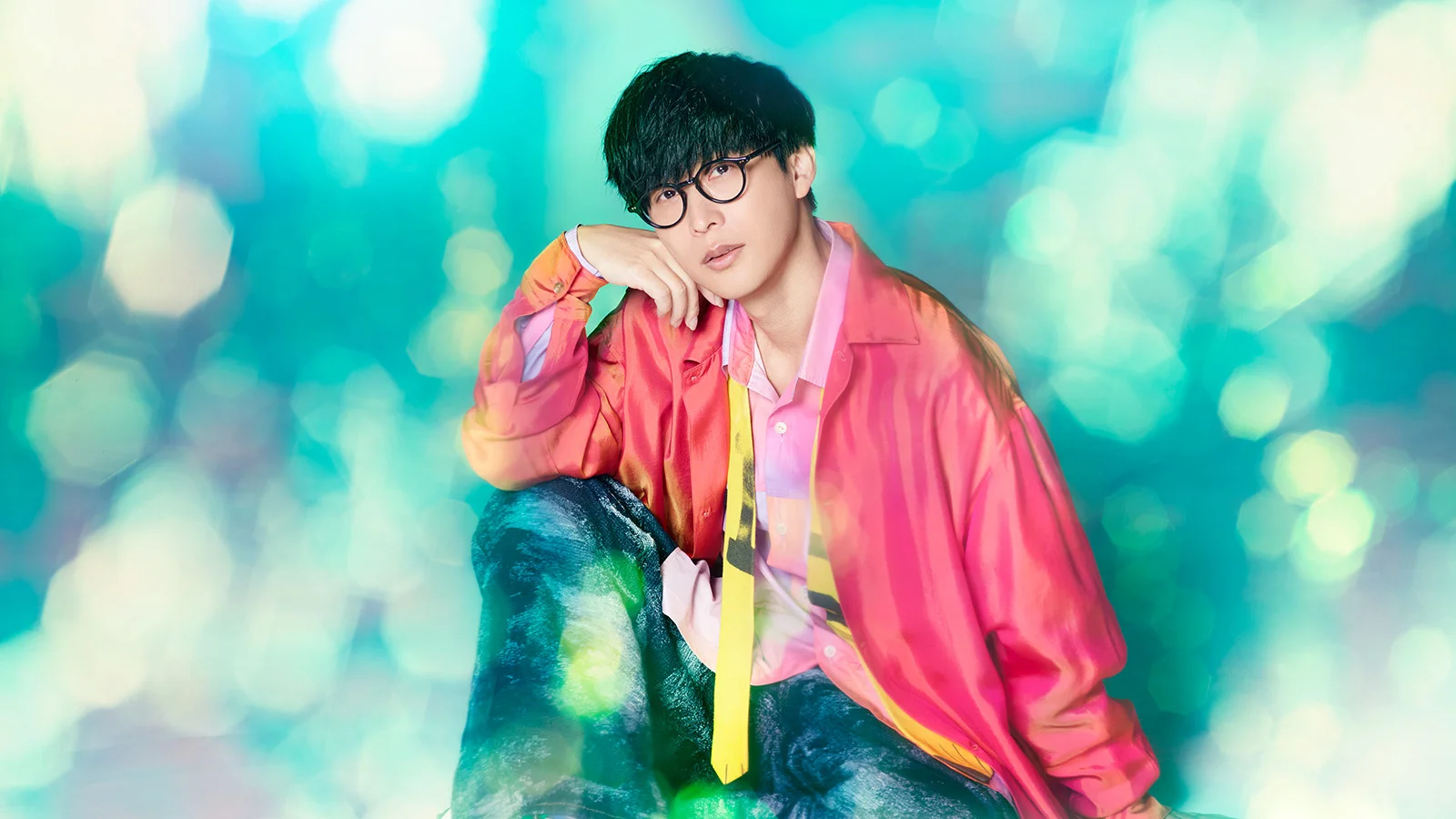 Oishi Masayoshi dans une tenue colorée