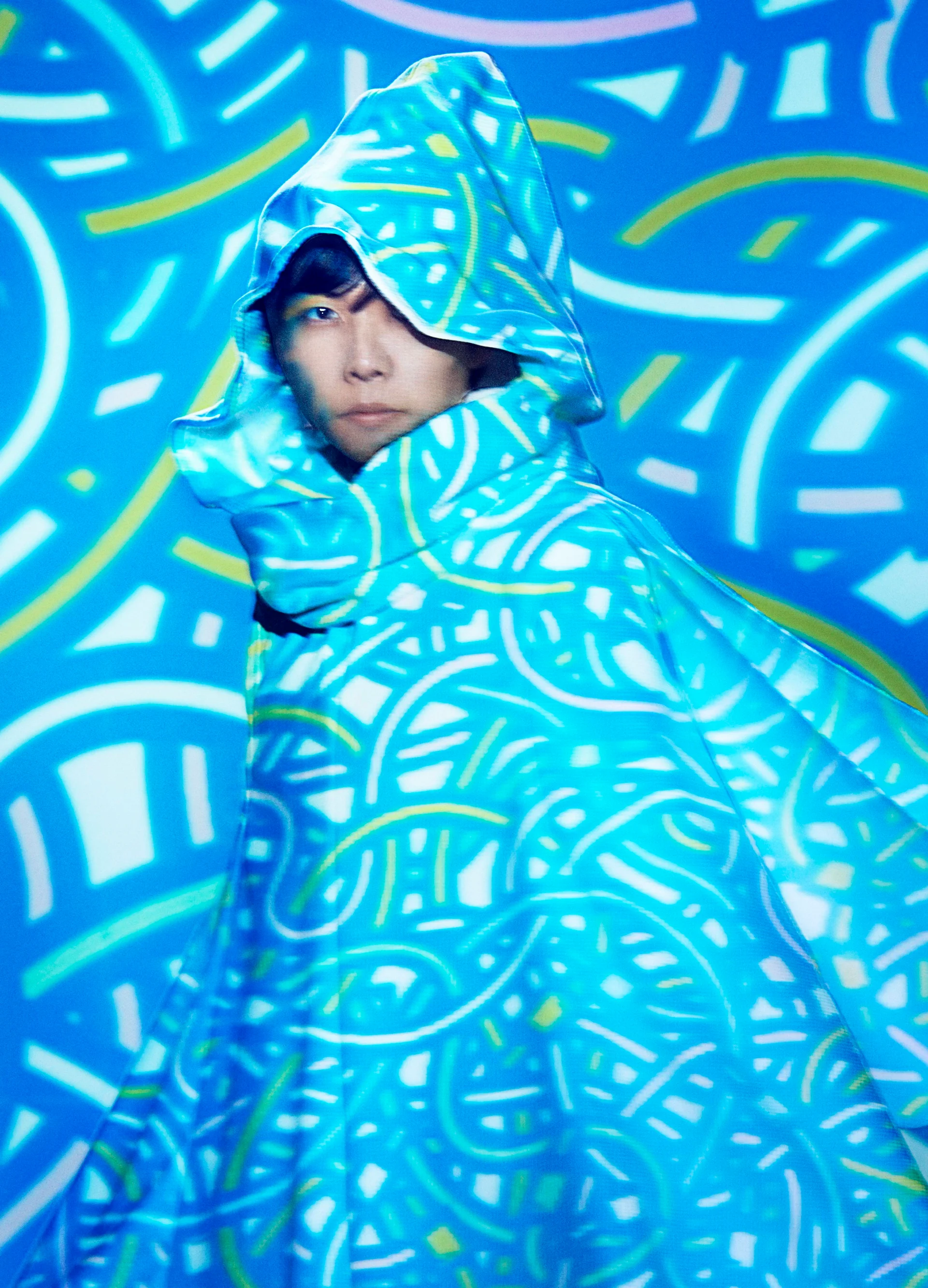 패턴 클로크를 입은 아티스트