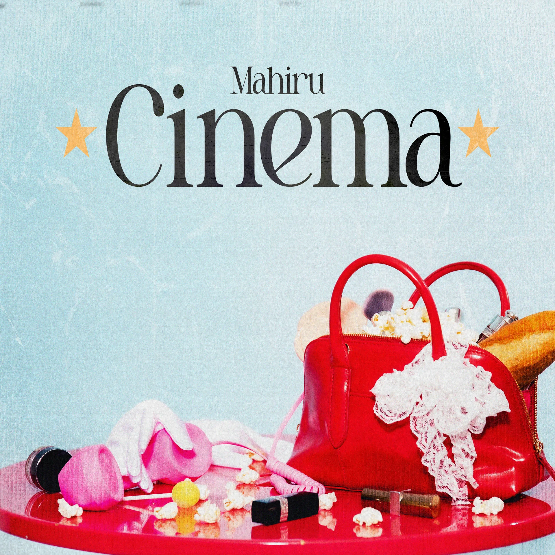 Махирунун 'Кино' EP үчүн кызыл сумочка жана микрофон менен жарнамалык сүрөт