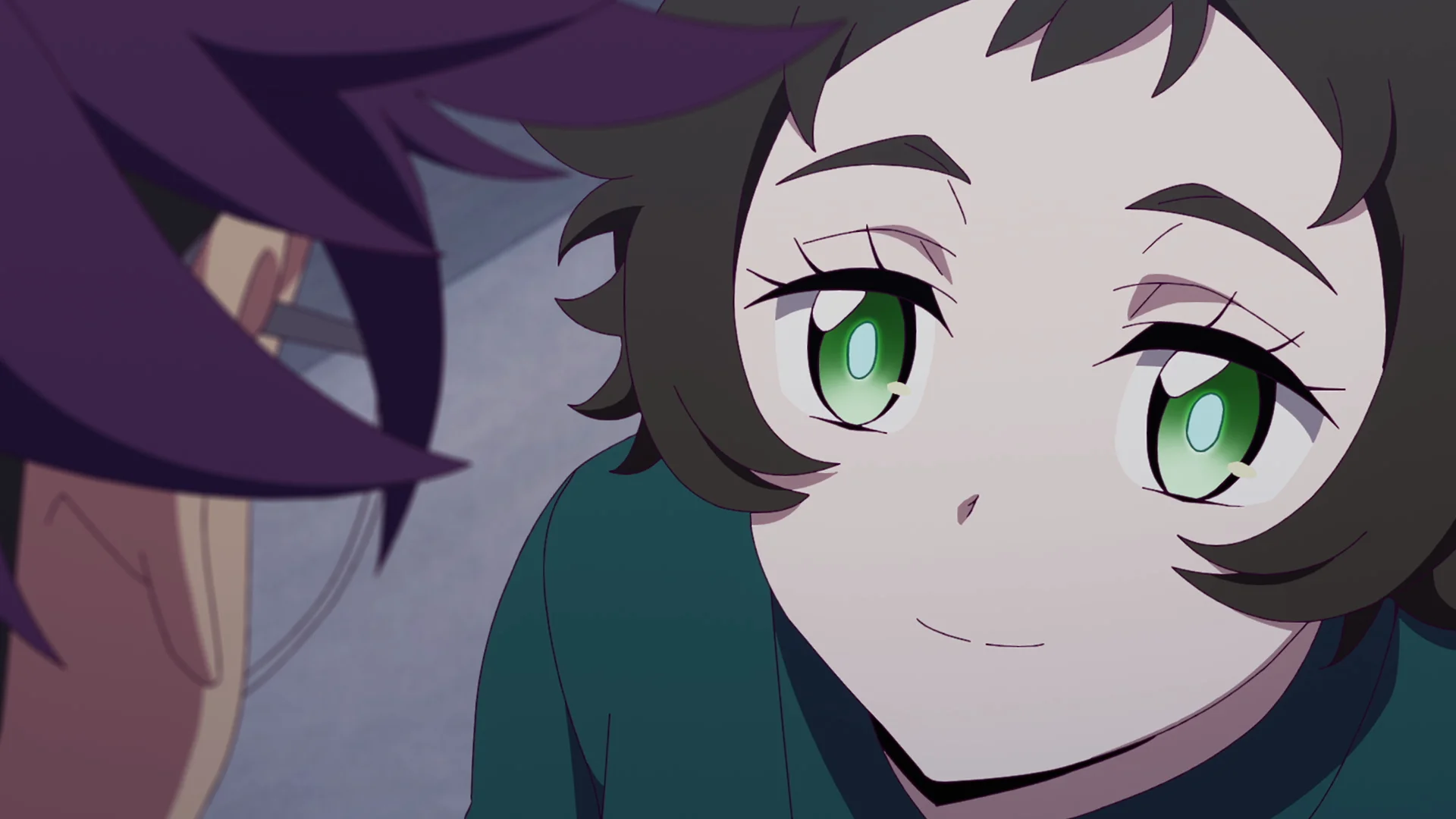 Михару Кагамори Томоруга жылуу күлүмсүрөп