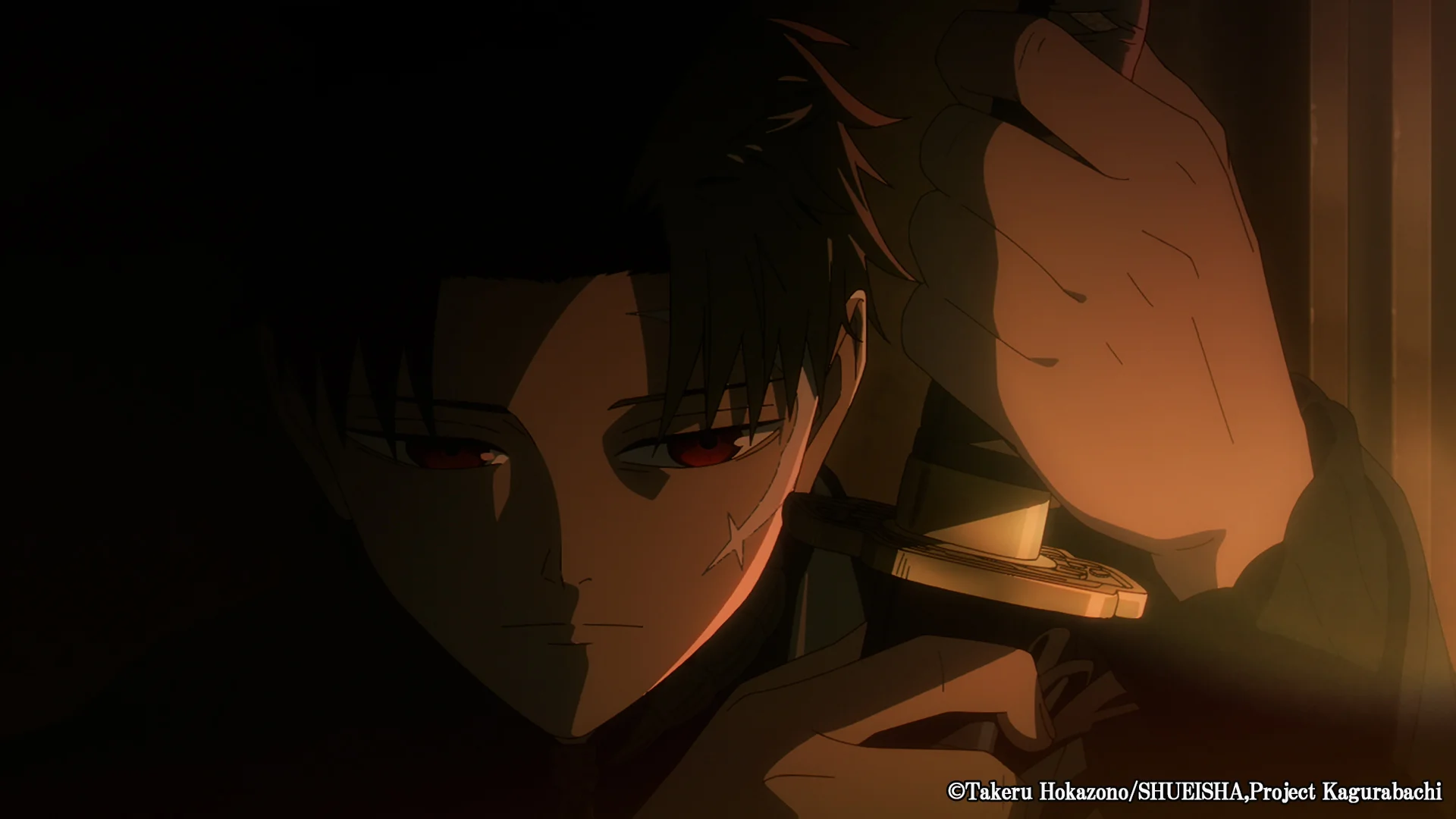 Karakter anime dengan rambut hitam dan mata merah memegang pedang dalam pencahayaan redup