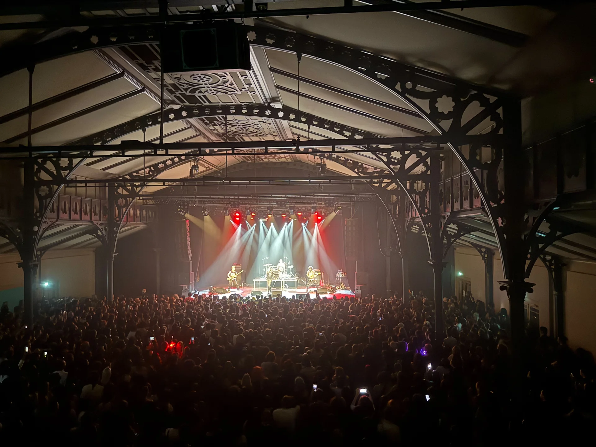 Anna Tsuchiya interpretând pe scenă alături de formația sa într-o sală mare