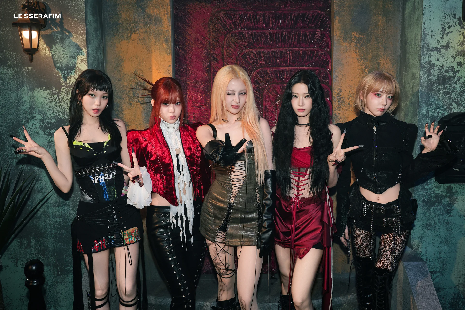 LE SSERAFIM group photo