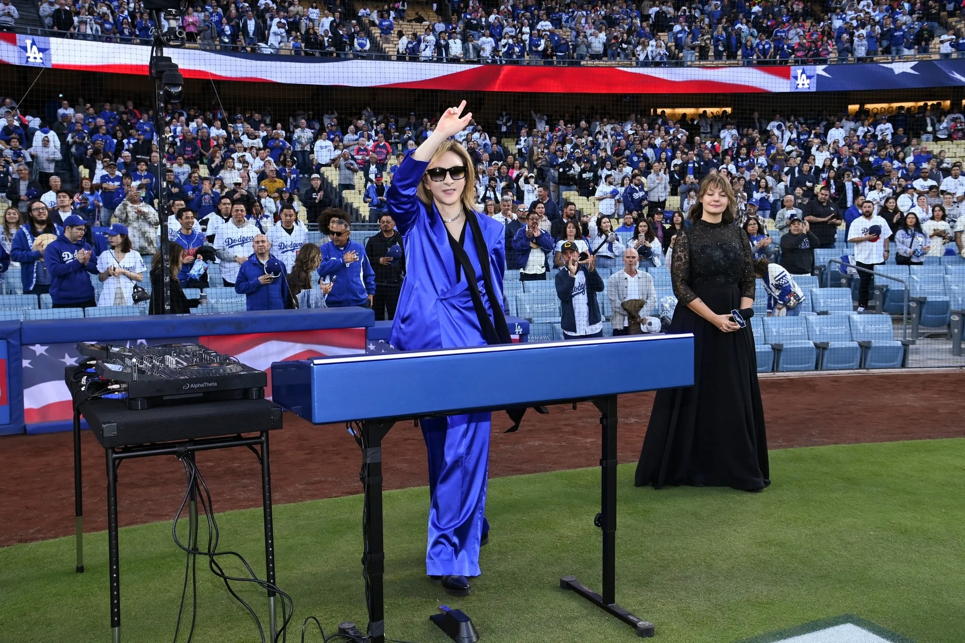 YOSHIKI מנופף לקהל באצטדיון דודג