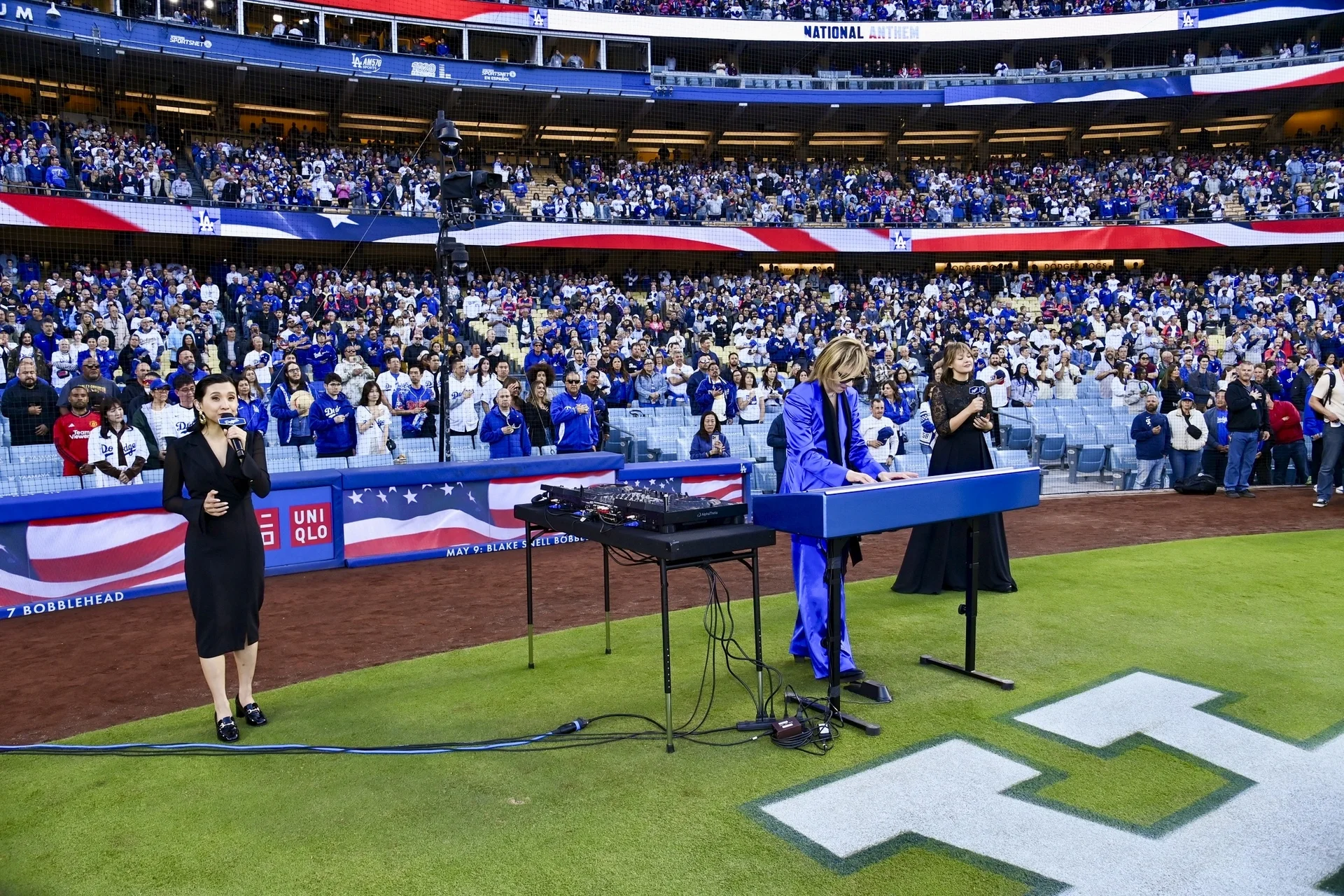 YOSHIKI מופיע באצטדיון דודג