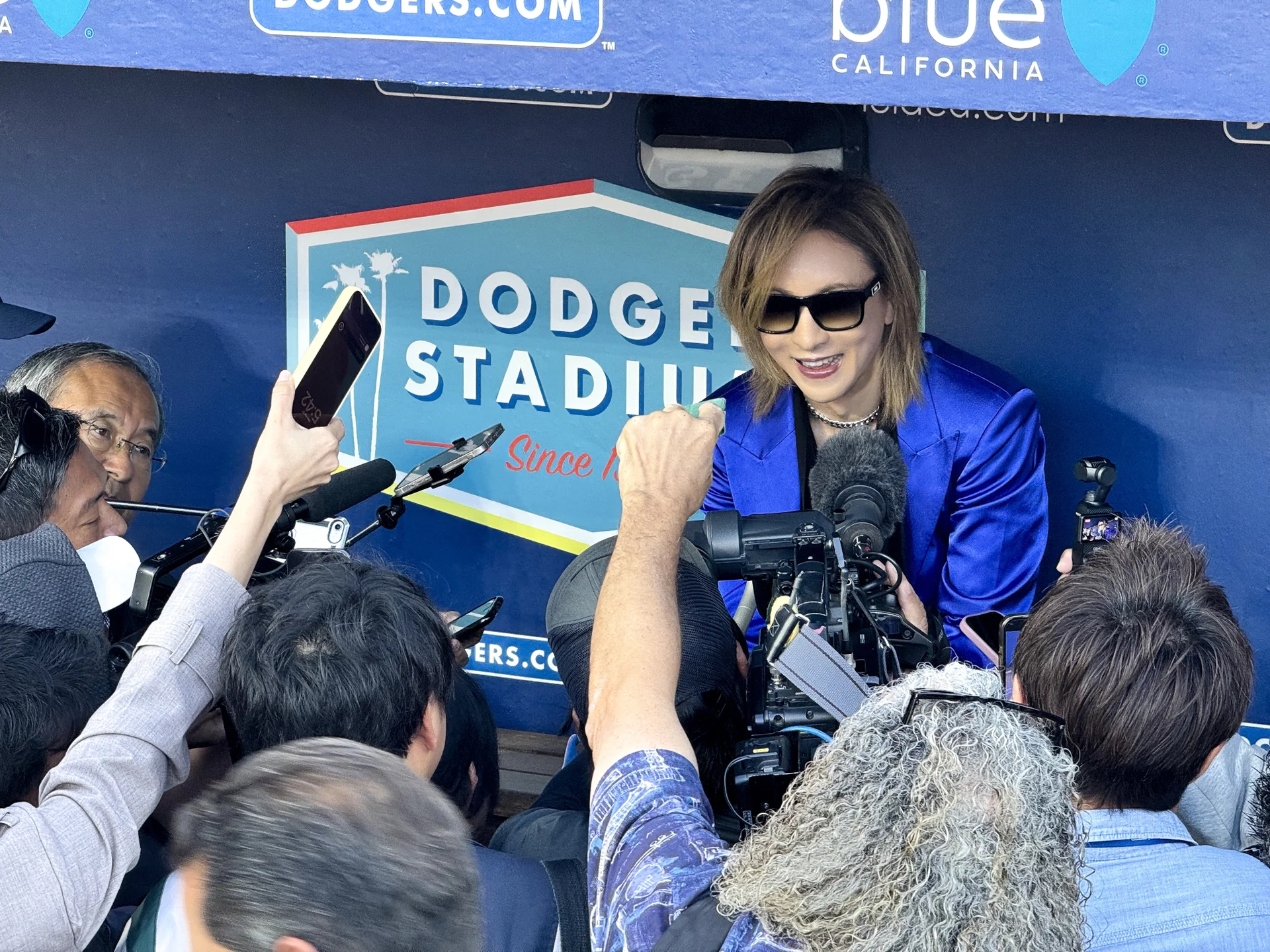 YOSHIKI מוקף בעיתונאים באצטדיון דודג