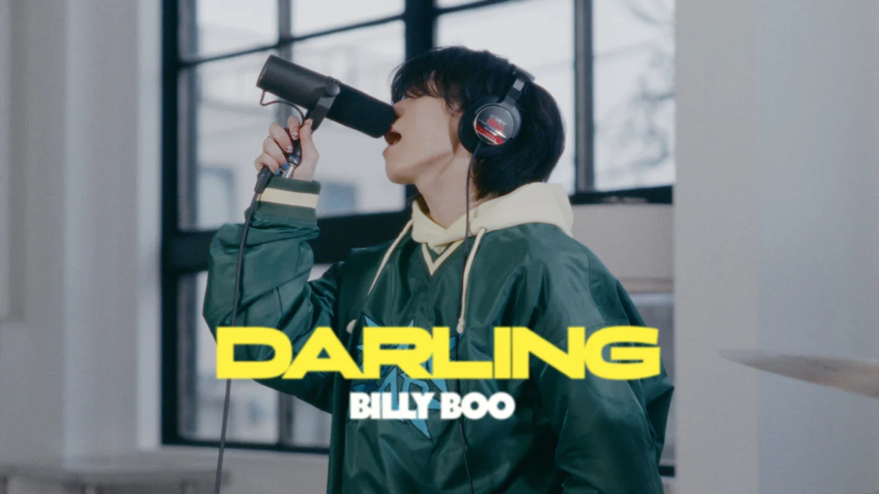 緑色のジャケットを着た人物がマイクに向かって歌っている様子。「DARLING BILLY BOO」のテキストあり