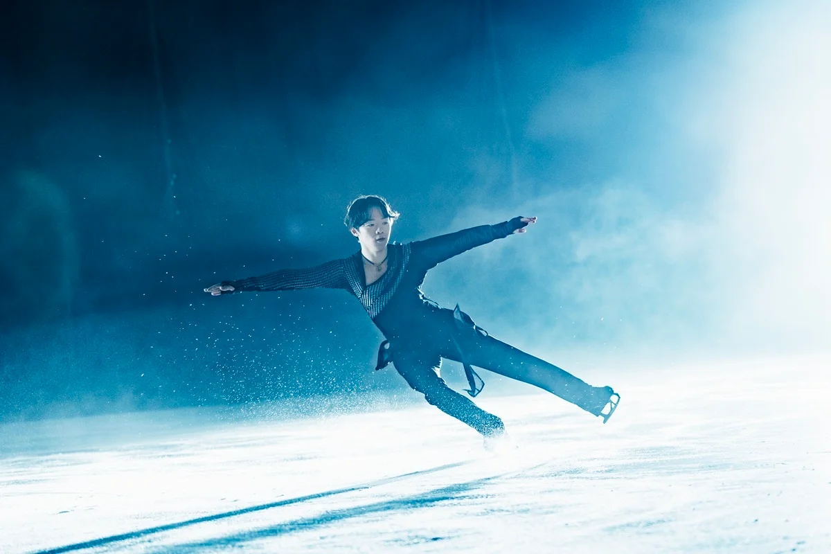 Umjetnički klizač Yuma Kagiyama nastupa na ledu u svjetlosti reflektora