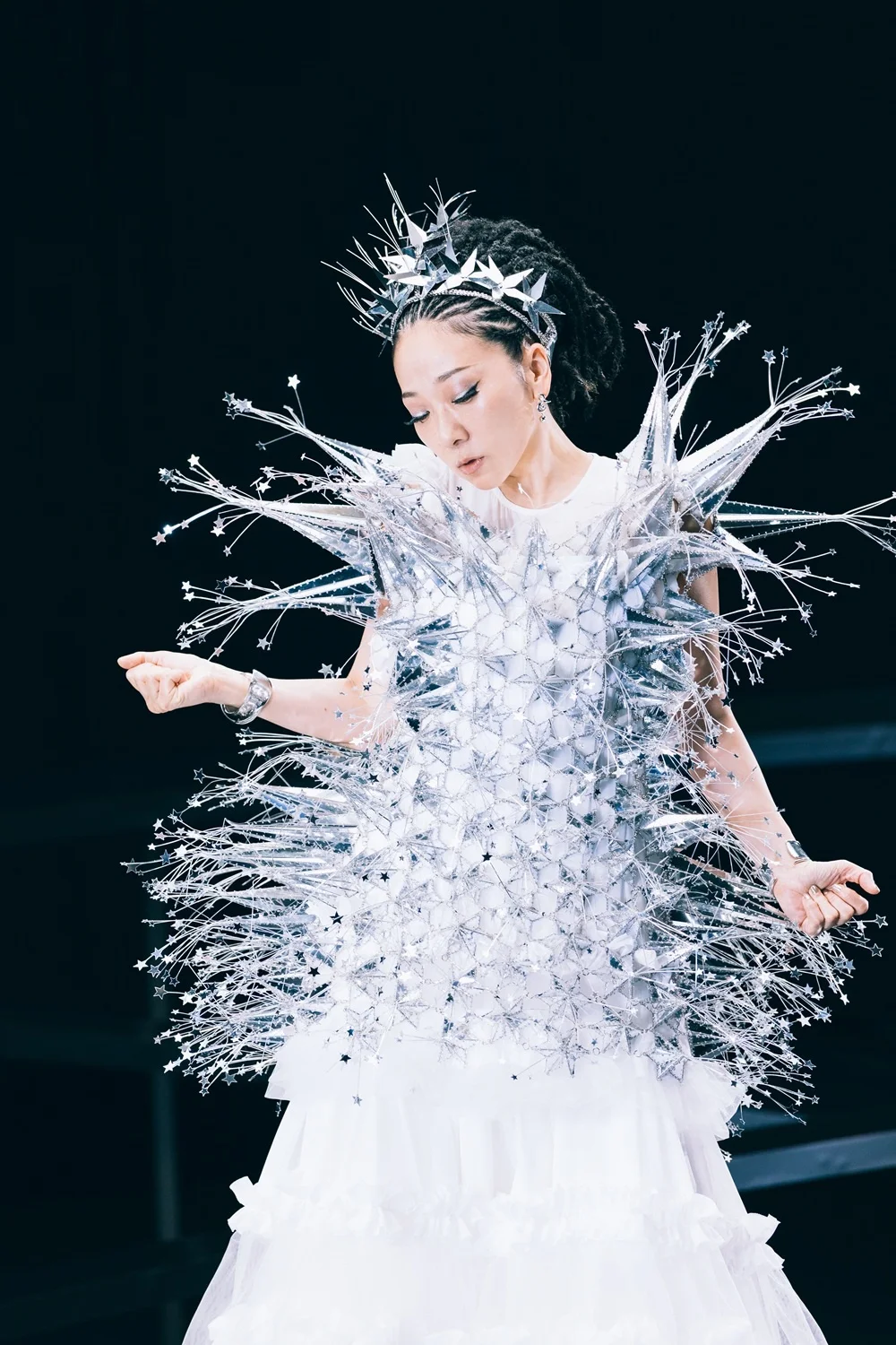 MISIA nastupa na pozornici u složenoj srebrnoj i bijeloj kostimografiji