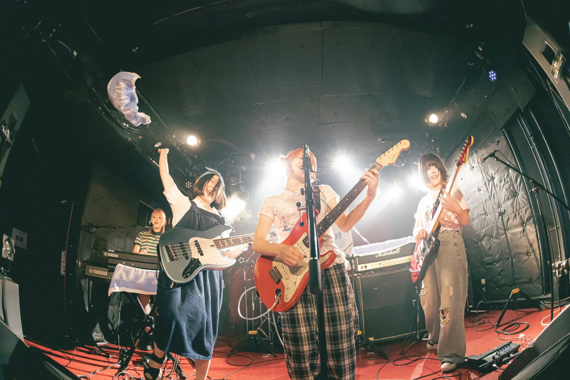 Una banda actuant amb energia a l