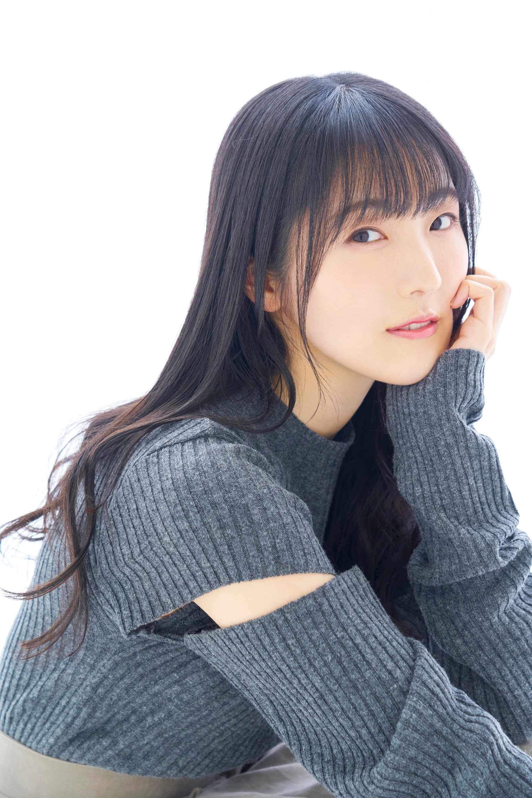 Yui Ishikawa pózuje zamyšleně