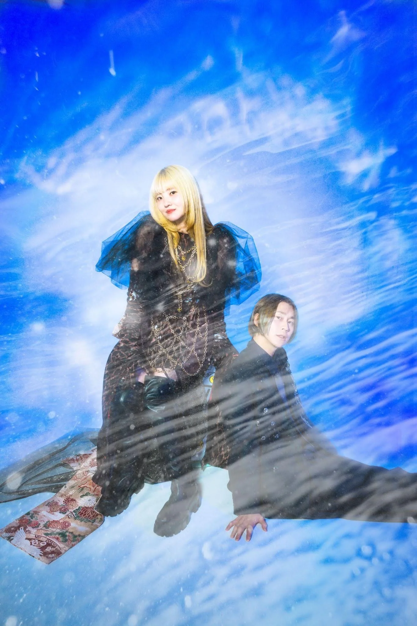 SpecialThanks members Misaki and Yoshida posed artistically