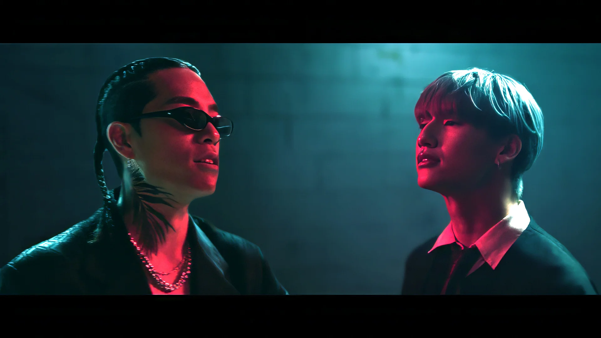Shiryu Sejima e REDDY in un ambiente in penombra