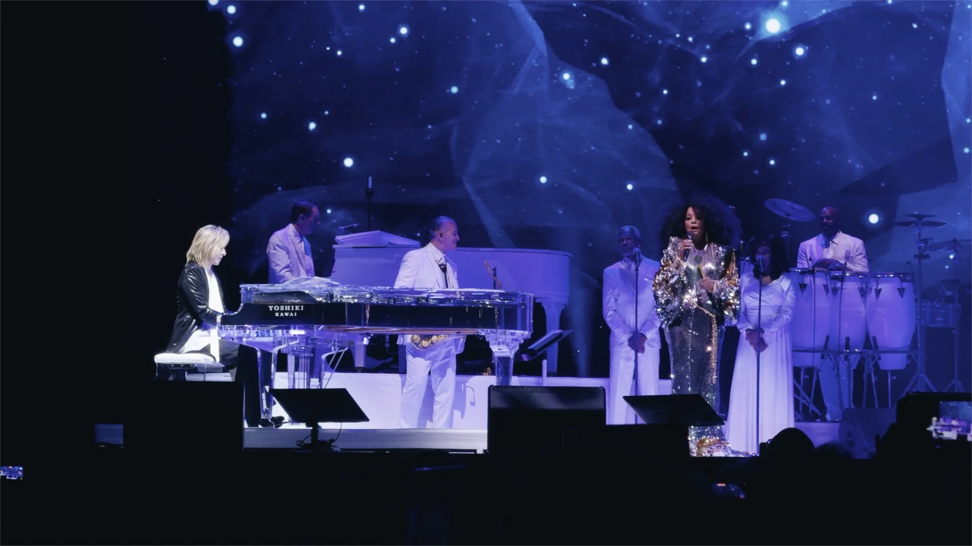 Yoshiki tocant el piano amb Diana Ross cantant a l\