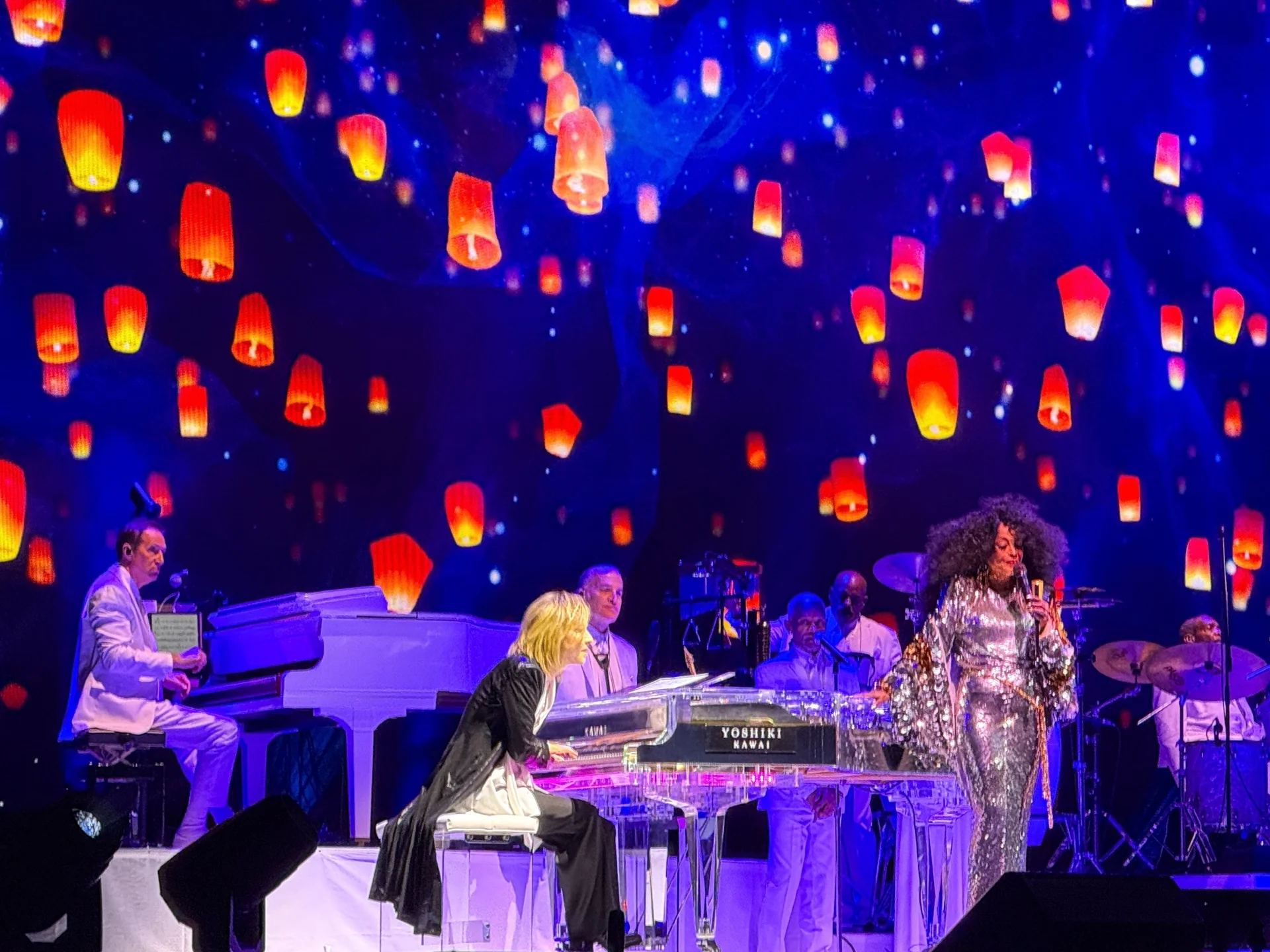 Yoshiki tocant el piano amb Diana Ross actuant a l\