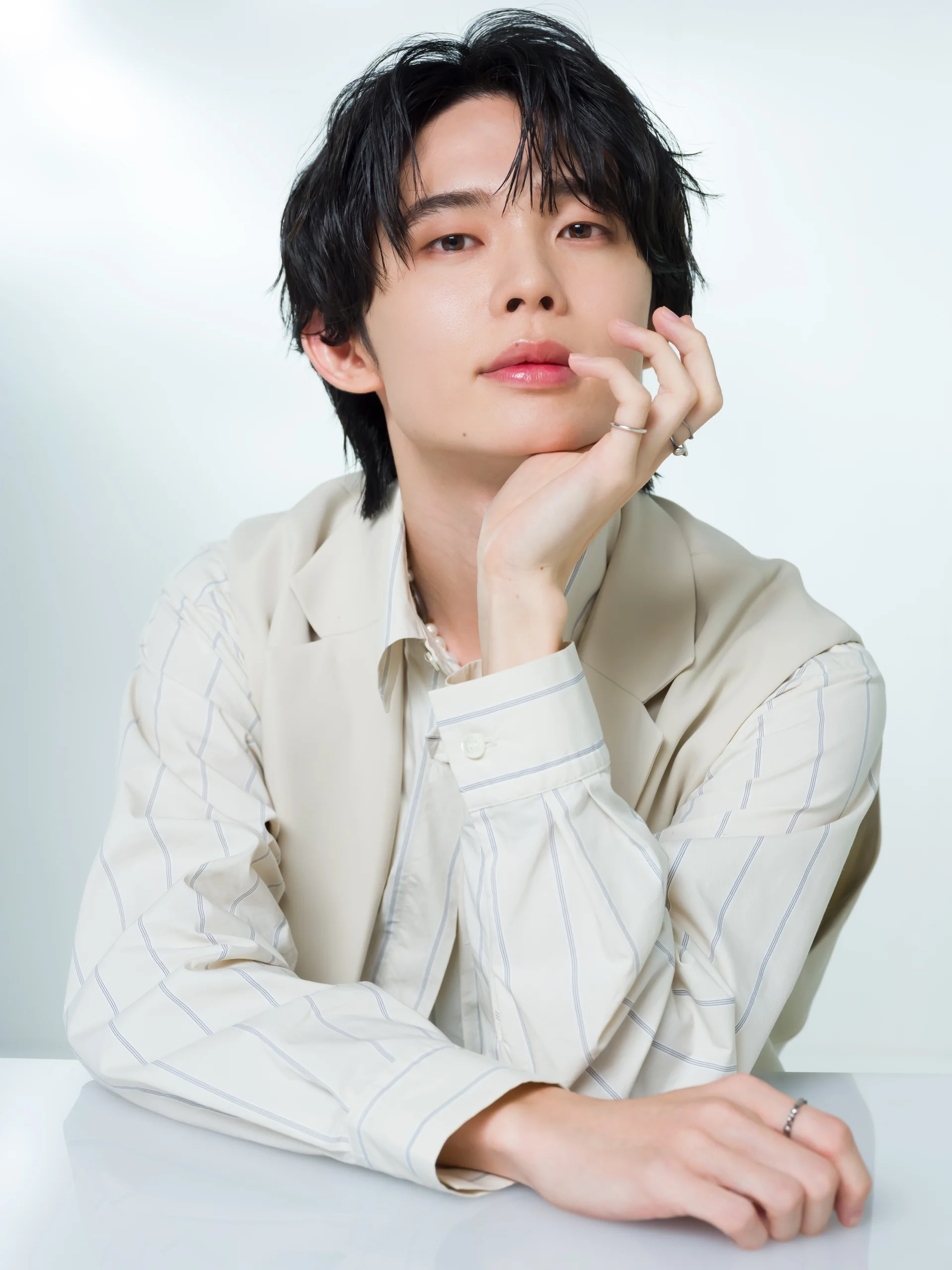 Reiji Kawashima posing with hand on chin
